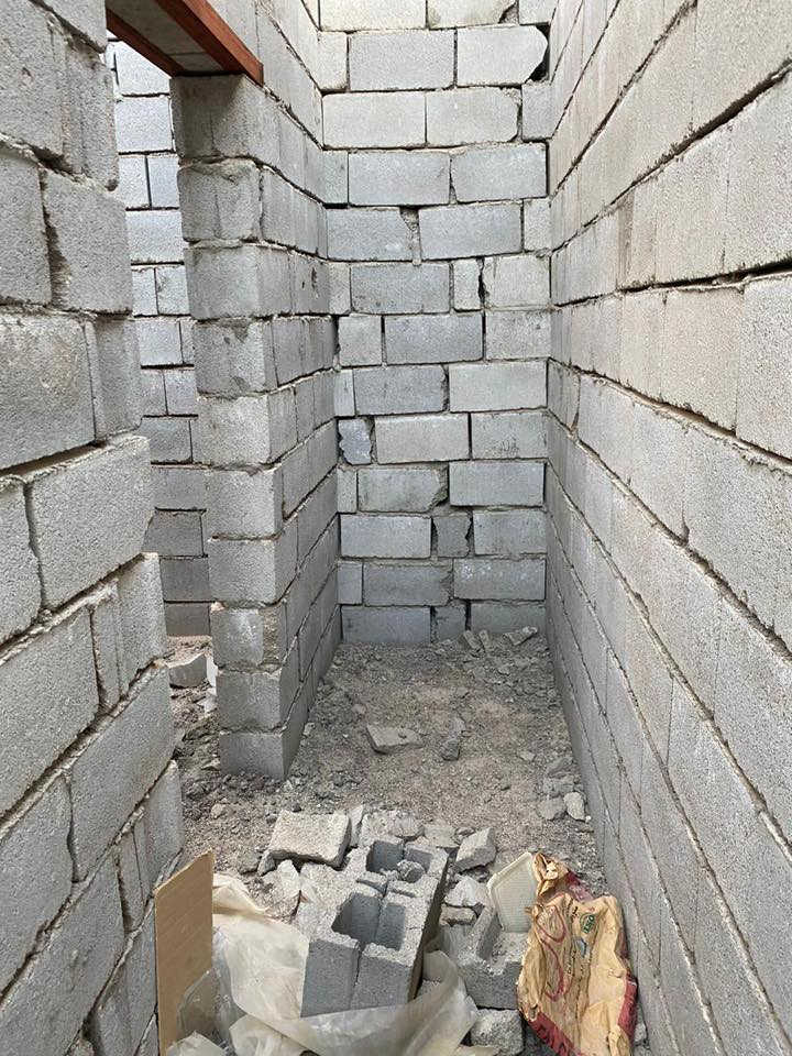 السلام عليكم من رخصت مدير لكروب بيت في الزبير المربد الجديد خلف شداد الفارس مساحته ٢٥٠ بلوكه عرض اساسه مبني بيه هيكل واصل للسقف البناء ومامسكوف متكون من غرفتين وصحيات وصاله ودوانيه ومطبخ وحديقه جبيره سعره ٢٣وبيه مجال
للستفسار اتصل وتدلل 
***********
