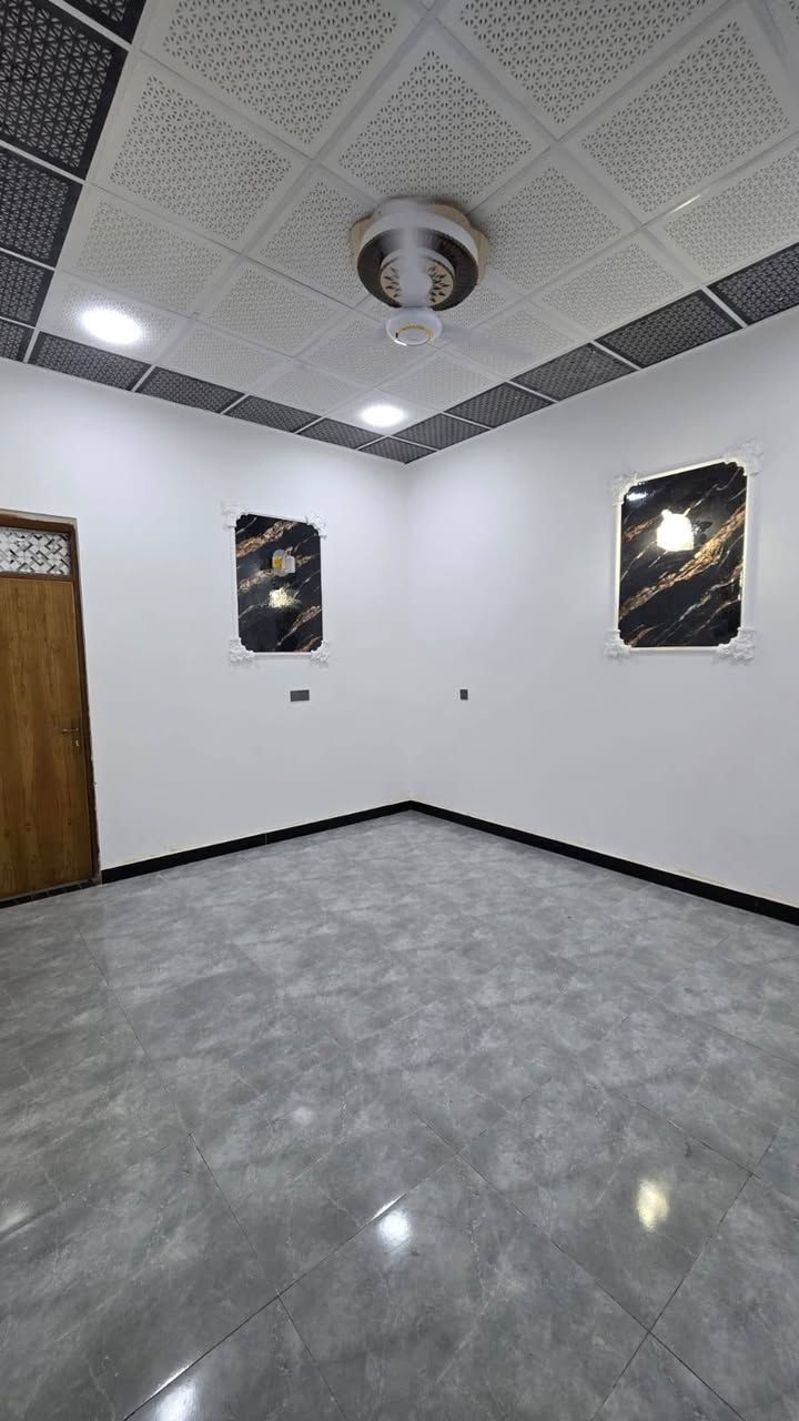 دار سكن للبيع ⛪️ بسعر بلاااش 
***********
#المساحه :: 165متر  بناء حديث بعده بل جيس

#يحتوي البيت على غرفتين نوم 
و ديوان 
و صاله 
و مطبخ حار مطبخ بارد 
و صحيات داخلي و خارجي و كراج سياره 
بيت كلش مرتب 

كافه الخدمات متوفره 

#جنس_العقار :: طابو صرف زراعي بأسم عراقي سند ٢٥ راعي

 لارض ساكن نفس المنطقه 

#العنوان بصره كوت ثويني مقابيل الصناعيه

#السعر 90 مليون   و بي مجال 
جميع الخدمات 
#للاستفسار الاتصال على الهاتف 📞📳

للعلم فارق جاهز للسكن تتكتب تسلم بيتك 

📳(***********))📳
