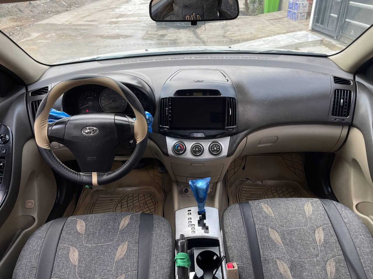 انترا موديل ١٠ رقم بغداد محرك ٢٠٠٠ سيارة جاهزه من كلشي السعر ١٢٣ وبيه مجال رقم مبايل *********** ابو احمد
