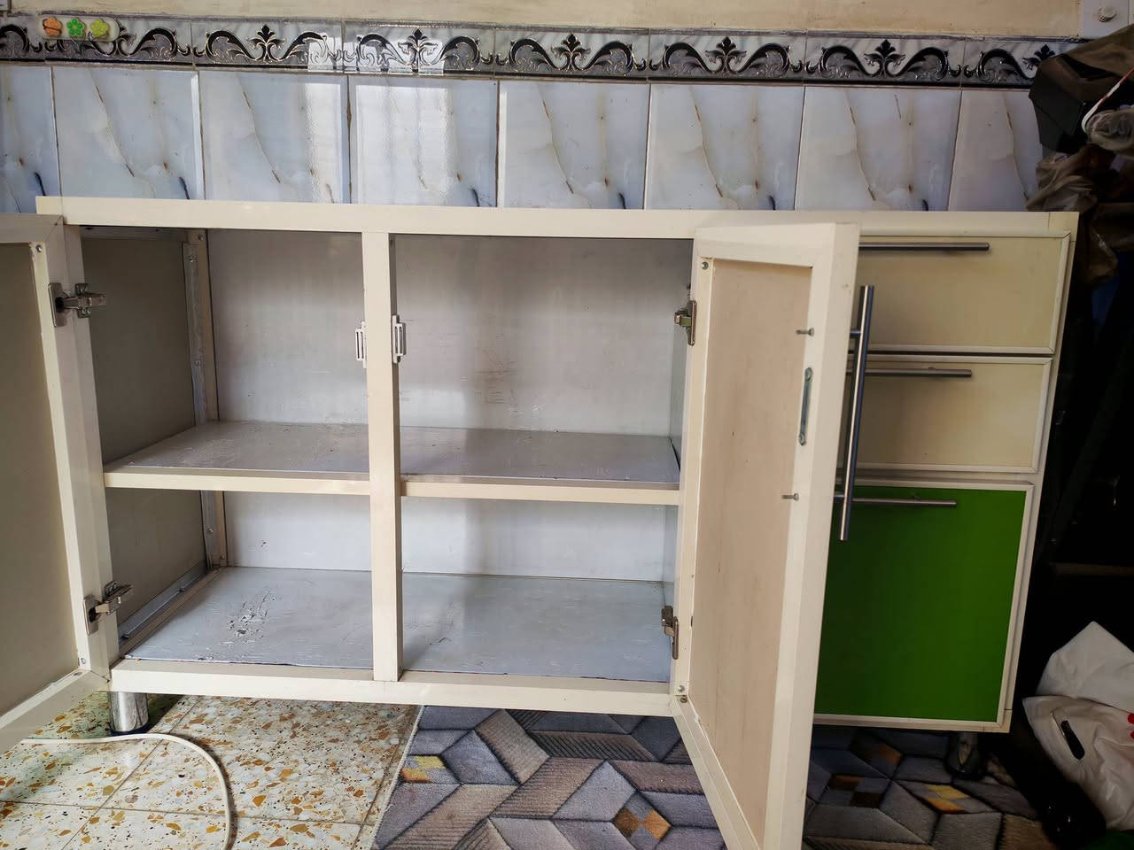 كاونتر تفصال مترين نضيف جدا بس بيه ضربه صغيره بالمجر
مع سنك متر وربع. السعر 250 وبيه مجال 

المكان صليخ للتواصل الاتصال ***********
