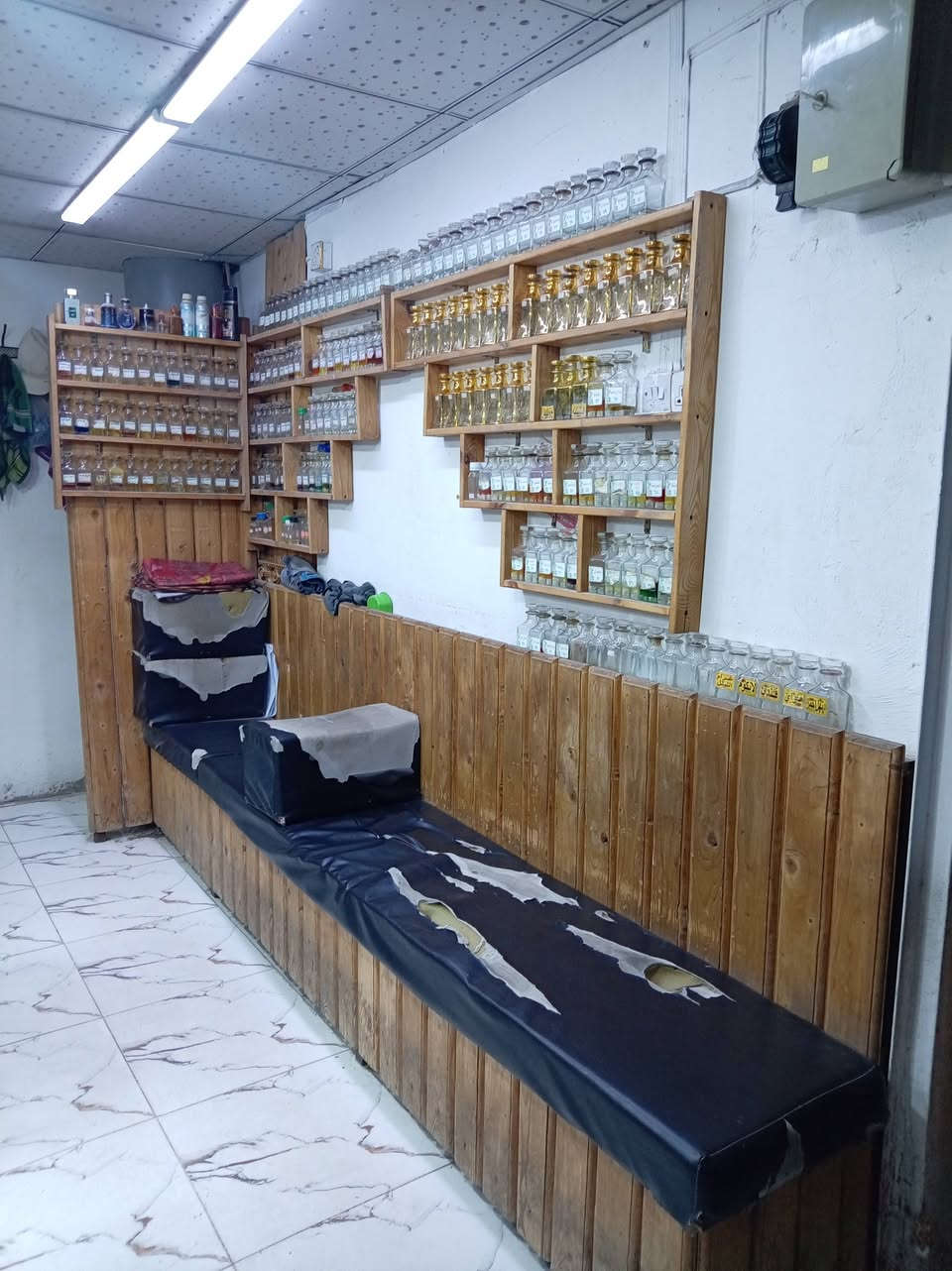 محل حلاقه للبيع نجف حي ميسان سعره مناسب وموقع حلو محل شغال سبب البيع دوام ايجاره رخيص للاستفسار الاتصال على الرقم ***********
