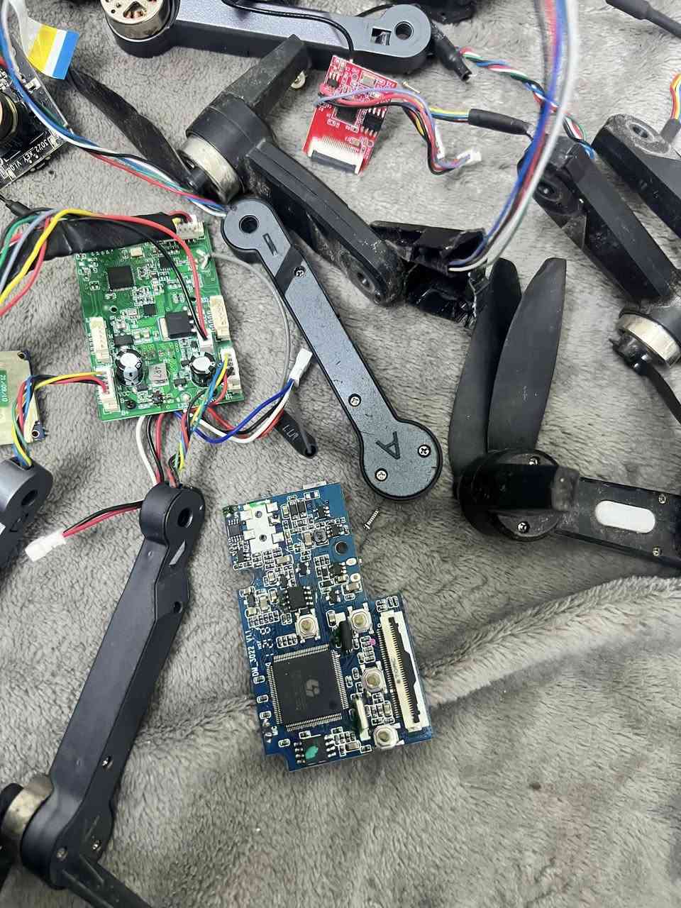 السلام عليكم درون عاطله كامل ملحقات + ادوات تفصيخ مجموعه جبيره كلش وماطورات برشلز وخرايط سعرهن 55 مع توصيل كلهن


**إذا كنت صاحب هذا الإعلان وتريد حذفه لأي سبب، رجاءا أرسل رسالة إلى الدعم الفني**