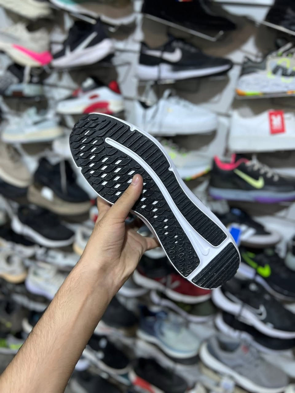 اورجنال وكالة اصلي نايك جديد
قياس 43
طول القدم 27 ونص
وزن خفيف طبي رياضي مريح مانع تزحلق فوم طبي مشبك يدخل هواء الى القدم
يوجد توصيل الى بغداد والمحافضات
عنوان المحل بغداد الجديدة سوق الباله
***********
