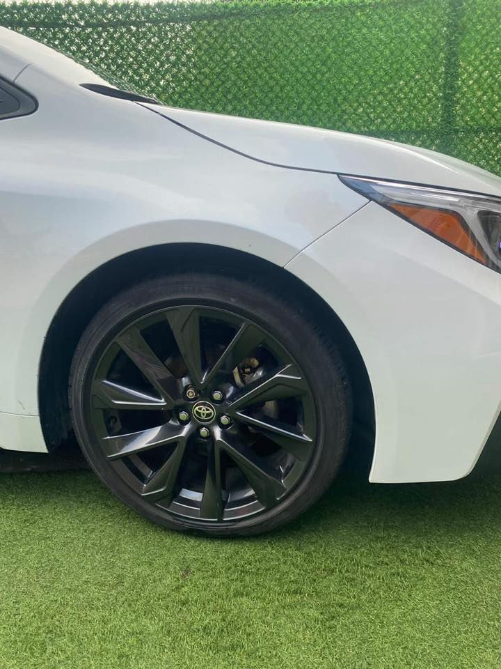 السلام عليكم.
كورلا هايبرد 2023 sport  se premium awd. امريكي فول موصفات 
اللون ابيض صدفي.
دفع رباعي. 
رادارات .
ويل اسود رياضي.
كشنات رياضي. داخل ابيض واسود.
ماشيه 50 الف كيلو (ماشيه ٧ الف هنا بس) دخول قبل سنه باسمي. 
الحادث موجود بالصوره  .
175 وبيها مجال . 
 واتساب *********** .
