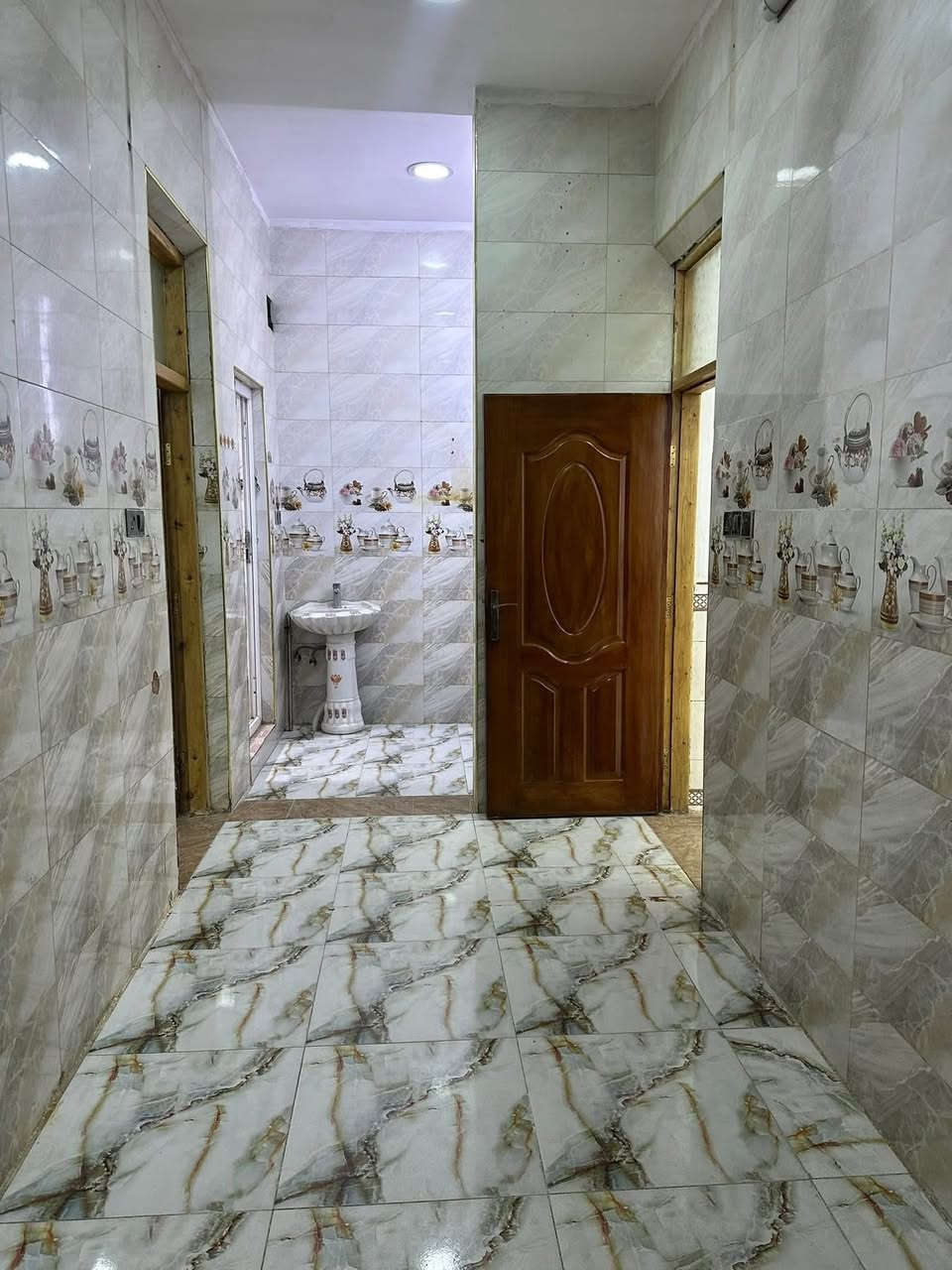 سلام عليكم 
مشتمل للبيع مساحه 80 متر 
بناء من الاساس جديد
البيت يتكون من 
مدخلين 
وصاله 
وحولي 
ومطبخ 
وغرفه نوم 
وصحيات 
ومنور 
موقع البيت بغداد الدوره ابو دشير خلف المركز 
للاستفسار ***********
