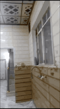 بيت لايجار او البيع في حي النصر ال14 دون دلاليه ب500 مساحه 150متر ركن واجهه 15 والثانيه 10 وجه فرعي والثاني رئيسي غرفتين نوم صاله واستقبالة مطبخ مفتوح حديقه وكراج رقم *********** صاحب البيت
