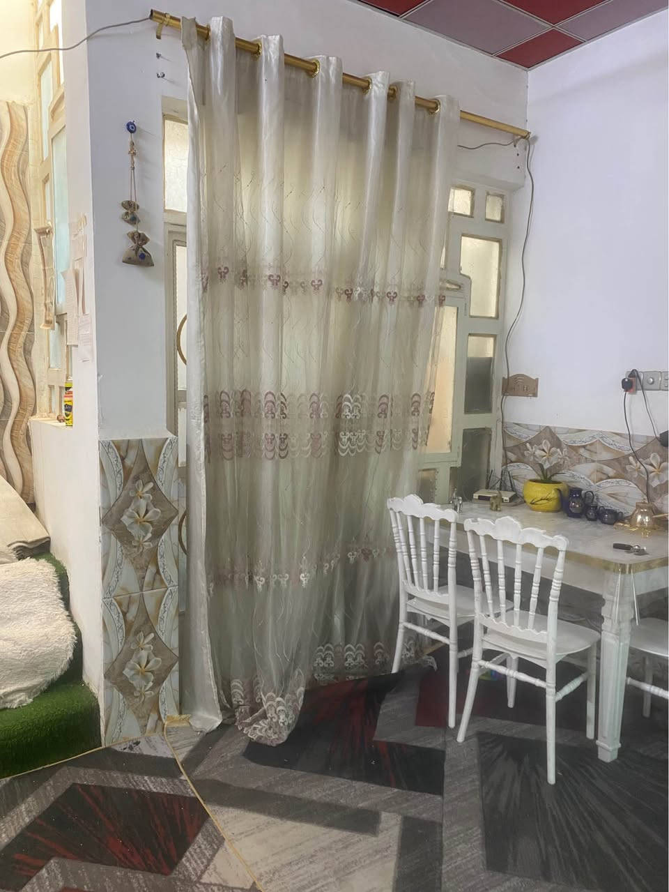 دار للبيع المساحة100 متر مربعة 10/10.   العنوان. الكوفة شارع متنزه جنات الكوفه عمود رقم 29 الدار يحتوي على غرفة نوم استقبال وصالة ومطبخ حمامات عدد اثنين خارجي شرقي داخلي غربي
السعر 32 مليون مع المجال للشراي 
التواصل ع الرقم *********** النجف, العراق
