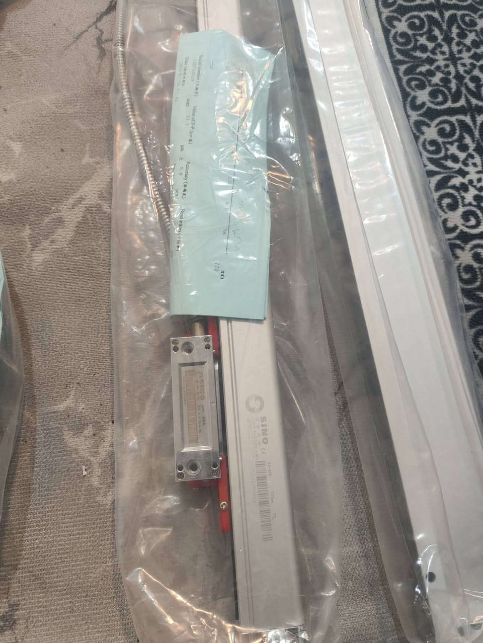لأصحاب المخارط وأصحاب المعامل الصناعية - بضاعة أصلية زيرو 🛠️
​وصلتنا اليوم "صيدة" ممتازة جداً لأصحاب التحديث والعمل الدقيق! طقم مساطر قياس رقمية بصرية (Linear Glass Scale) أصلية 100% من الماركة العالمية الشهيرة SINO الغنية عن التعريف.
​المواصفات والقطع المتوفرة:
​🔹 عدد 3 مساطر بموديلات وأطوال مختلفة لتغطية محاور المخرطة بالكامل:
​مسطرة موديل KA-500 قياس 220mm (نحيفة فائقة الدقة).
​مسطرة موديل KA-500 قياس 70mm للمحاور الدقيقة.
​مسطرة موديل KA-300 الفئة القياسية القوية.
​🔹 القطع جديدة تماماً (زيرو) ومكيسة بأكياس الوكالة.
​🔹 كاملة الملحقات: كابلات محمية بالمعدن ضد الرايش والزيوت + أغطية الحماية الألومنيوم الأصلية (القبق) + قواعد وبراغي التثبيت.
​🔹 مرفق مع كل مسطرة شهادة الفحص القياسي (Accuracy Certificate) لضمان أعلى دقة في الخراطة ومنع الخطأ.
​📍 الموقع: البصرة
📦 متوفر شحن لكافة المحافظات.
اللي يحب يراسلني على الواتساب ***********
