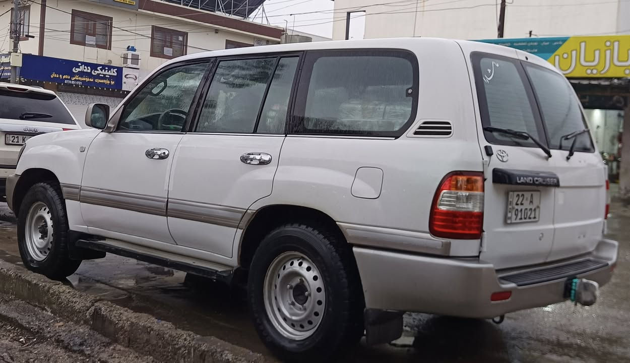 مۆنیکا ٢٠٠١
تەحویل ئەسڵی
سەنەوی تازەیە
سێ ڕوبع
ناوزەردو تەرتیبات
کارتی بانزینی هەیە
گیرو مەکینەو دەبڵ ئەکسل تەقەوڕەقە
هەموو گیانی بەشەرت
یەک عەیب و سەت دۆلار ببڕە
تاقمێ تایەو ویلی لۆک
سعری ١١٨ گەڵاو مەجاڵێ کەم
***********
