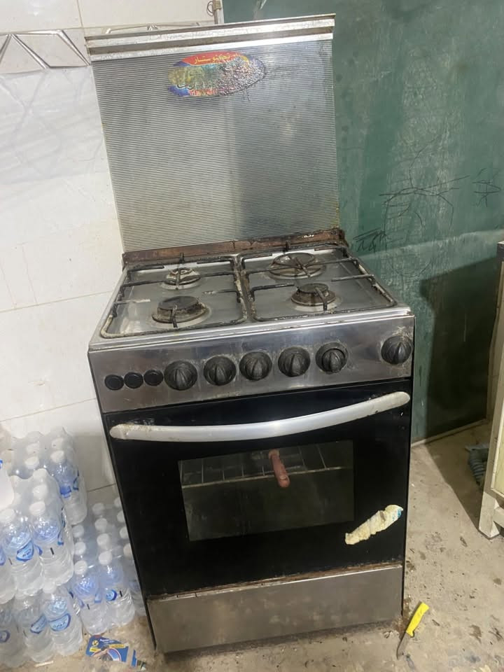 المدات ثنين كبار ب30
وثنين صغار ب20
الزولية 3*4 ب50
السنك 75
الطباخ ب50
كلهن شلع ب200
مكاني زعفرانية 
هذا الرقم ‭***********‬
