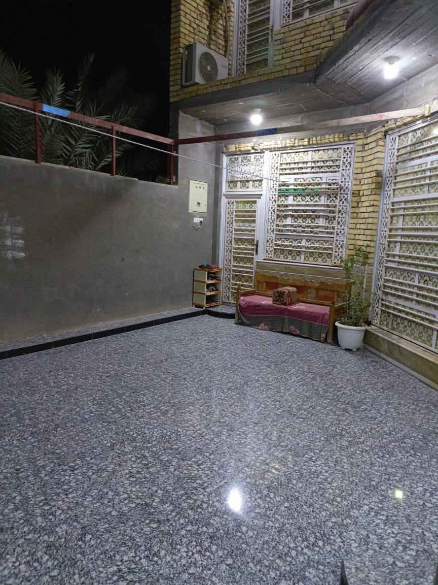 سلام عليكم بيت بحي السبل مساحه 200 طابقين البيت زراعي وبي وصل مال طابو خدمات ماء كهرباء ومجاري توهه شتغلو بيهه البيت يبعد عن الشارع الرايسي 500 متر بنزله الثانيه قرب صيدليت الرحمه البيت يتكون من ستقبال وصاله وخمس غرف وصحيات داخليه وخارجيه ومنور البيت صب كون كريت طابقين وبنيان جديد طابوك رقم صاحب البيت ‏‪0780 750 4570‬‏
