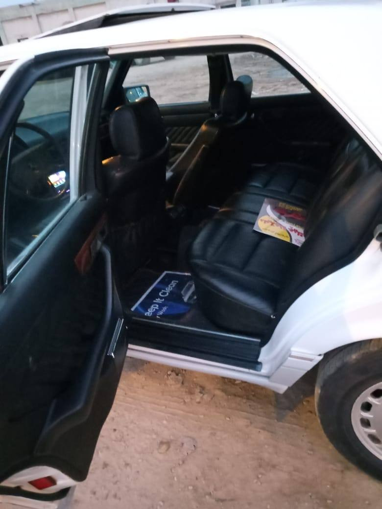 سيارة جانبو موديل ٨٧ باب قصير سيارة بلاد داخل جديد اريل كهرباء كامرة خلفية كهرابائيات كلها شغالة صبغ جاملق سايق مع بنيد سلايت شغال محرك قبق اسود سيارة جاهزة كير محرك كلش نضاف تخم تاير باتري جديد  السيارة موجودة بغداد  سعرة ١٠٠ ورقة 
***********
*********** واتساب
