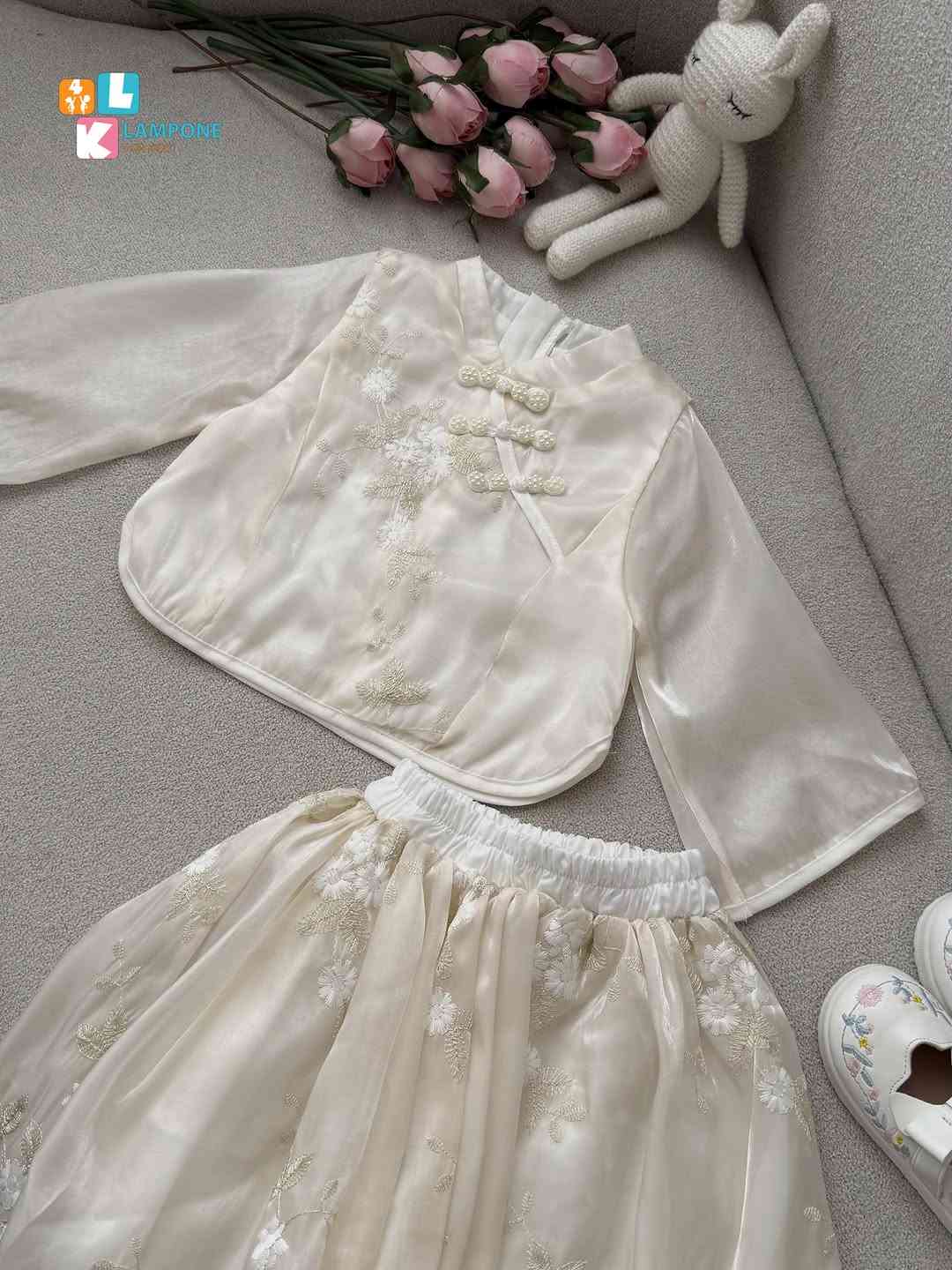 طقم بناتي أنيق بلون أوف وايت 🤍🌸
متكون من قطعتين: توب + تنورة

✨ تفاصيل مميزة:
• تطريز ورود ناعم وأنيق
• لون أوف وايت راقٍ وسهل التنسيق
• قماش خفيف ومريح للأطفال
• تصميم أنثوي ناعم بإطلالة مميزة
• قصة مريحة مناسبة للحركة واللعب
• مثالي للزيارات، المناسبات والتصوير

العمر: من 2 - 6 سنوات
السعر: 23,000 د.ع

لأن الأناقة تبدأ من التفاصيل الناعمة🤍
#لامبوني #اكسبلور_فولو #ملابس_اطفال #اناقة #iraq


**إذا كنت صاحب هذا الإعلان وتريد حذفه لأي سبب، رجاءا أرسل رسالة إلى الدعم الفني**