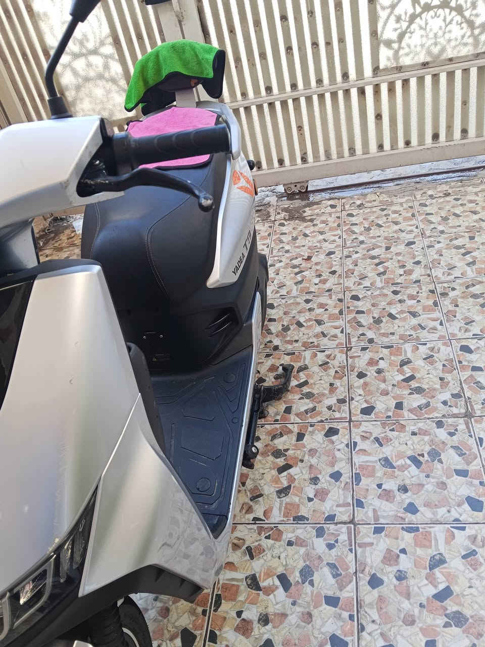 السلام عليكم
دراجه ياديا T9للبيع
موديل 2025
6بطاريات كرافين مسطره ملف 2000سرعتين 
تمشيك بالشحنه الوحده اكثر من 60كيلو سرعته 50حقيقي اشاير يمنه يسره 
بريكات امامي خلفي دسك بريك دراجه خير من الله 
على كد دوامي روحتي ورجعتي 
سعره 600
للاتصال تواصل واتساب :***********
مكاني بغداد الدورة 
حي اسيا
