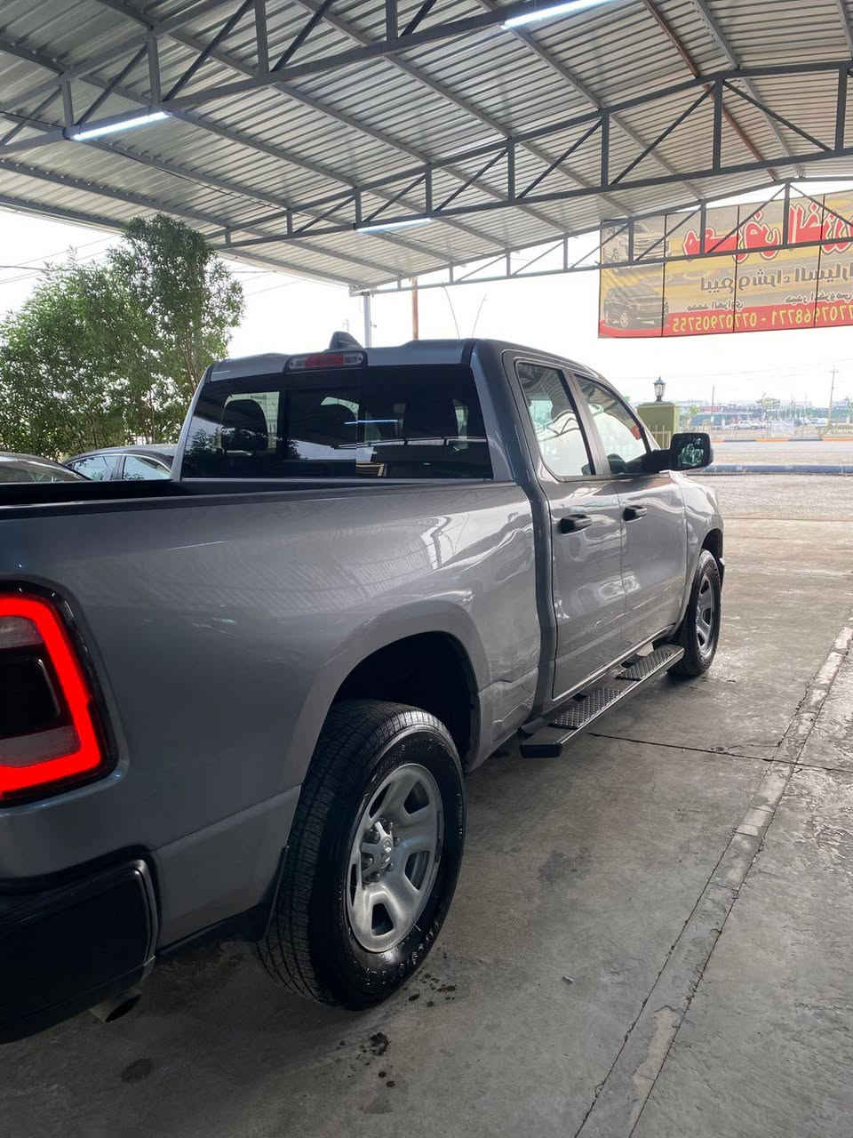 السلام عليكم دوج رام لون سلفر  موديل 23  باب قصير محرك 6سلندر سياره كامله ومرقم ديالى بسمي بدون ايرباك وشواصي والحادث موضح السعر 240 وبيها مجال للاستفسار ***********
