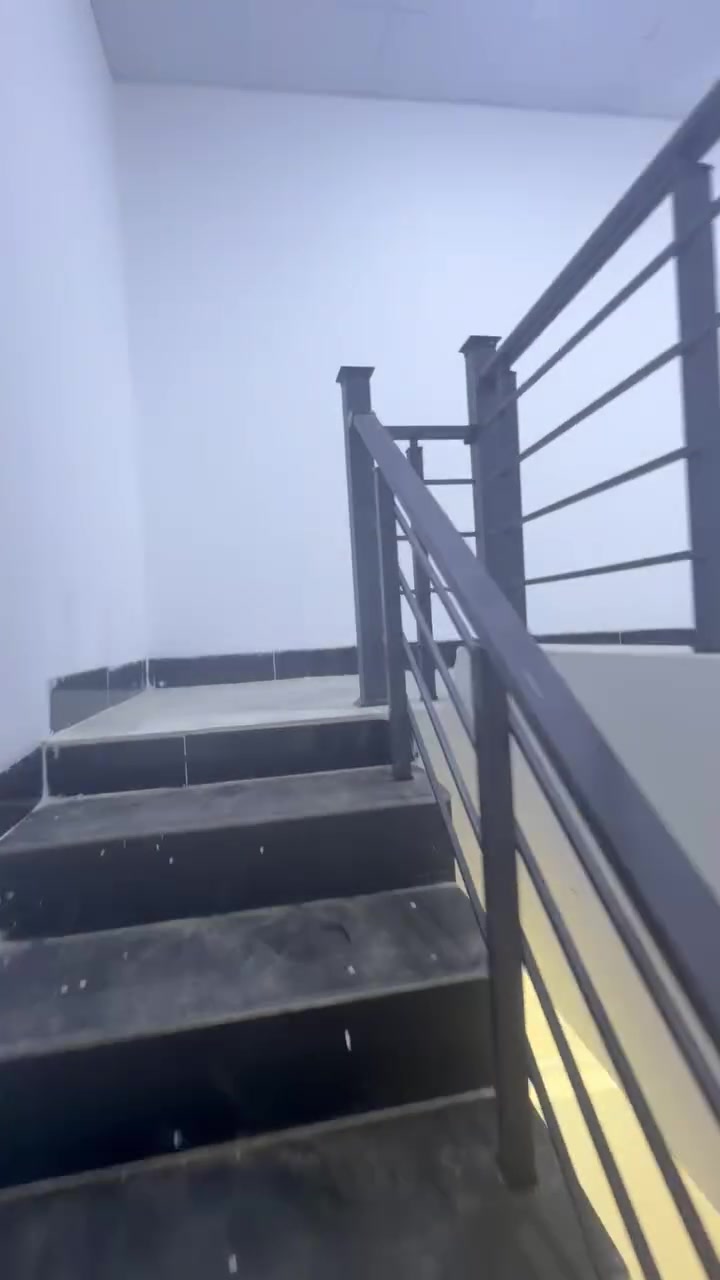 للبيع البيت عل مصرف عقارى  محجوز جاهز. بناء واجه. ملكي. مقدمة ٤٠ مليون بيها مجال والباقي. عل مصرف عقاري يسدد جاهز للسكن طابقين فول مواصفات ٣غرف نوم وصالون ٢ وغرفة خطار كبير و٣ صحيات   البيت سقف مغربي و دكت كامل البيت بناء صفر مامسكون. كائن في روناكي قرب مستوصف الراغبين مراجعة مكتب ايلين. حي عسكري خلف معراج /***********
