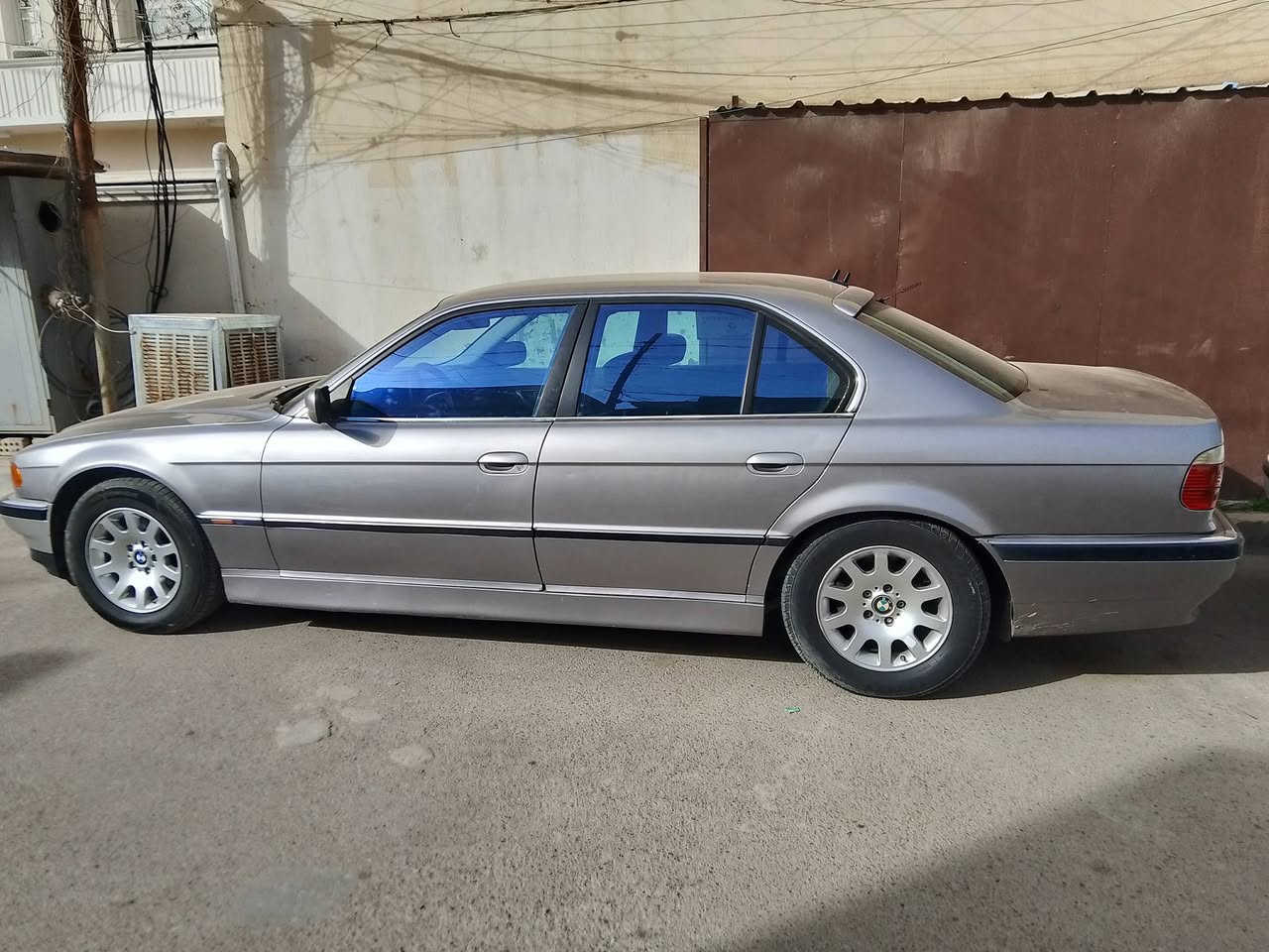 سلام عليكم اخوان 
بي ام موديل  2000 سيارة فول مواصفات 744  
تحكي ستيرين 
سيارة 
تخم تاير بيه 
باتري جديد 
سلفري لون مكفوله كفاله عامه 
سيارة أسمنه تحويل وين متريد رقم انكليزي 
سنويه جديد 
صدر جديد 
ترايك البصره طك كير اشلع 
الاتصال ع رقم ***********
