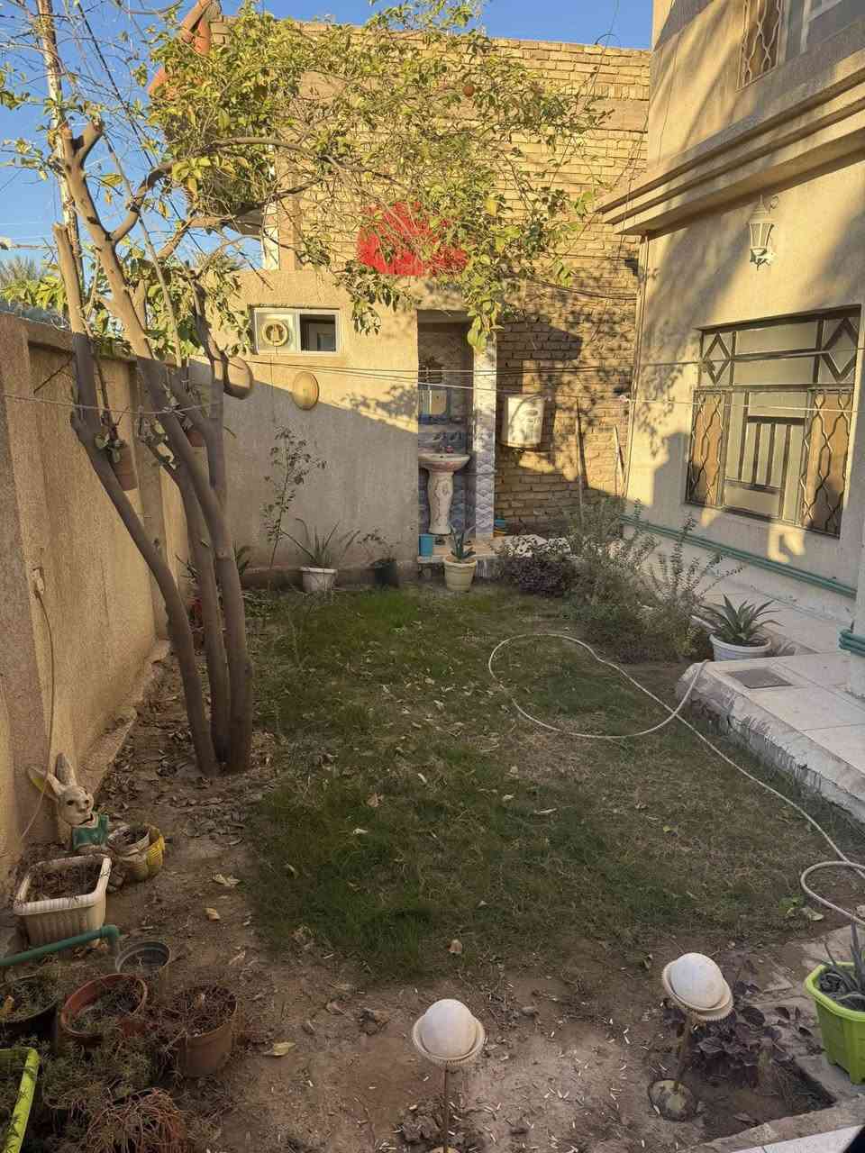 السلام عليكم
يتوفر دار سكني طابو صرف مساحته 252م يحتوي على أربعة غرف نوم وصالة  عدد  اثنان واستقبال ومطبخ وهول وثلاث مجموعات صحيه داخليه وخارجيه موقعه في المسيب / حي المعلمين الأولى شارع شوكر سويت داخل الفرع  بناء كولش حلو السعر المطلوب للبيع 310 مليون دينار قابل للتفاوض للأستفسار الأتصال برقم *********** او مراسلة الصفحة
