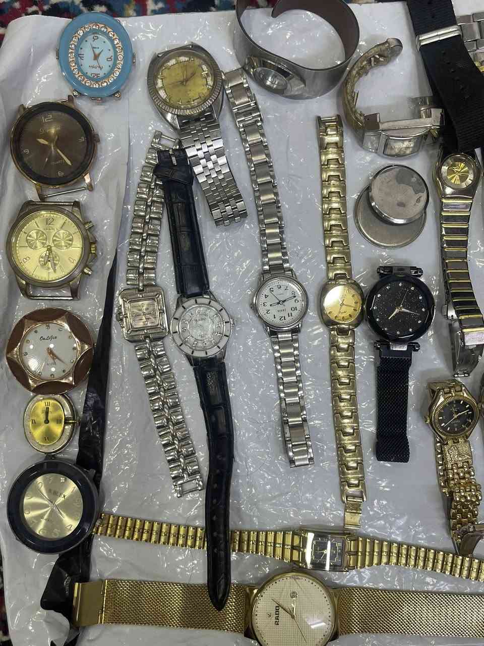 السلام عليكم ساعات كوارتز نص يشتغلن ونص يحتاج بطاريه ومن ضمن المجموعه ساعه واحده اوتماتيك عاطله رجاليه ريكو 
الساعات كلهم باله ومع سيوره  كل المجموعه 30 قطعه مع سيوره خلي سعر مناسب وآخذهم الف عافيه ورزق على الله


**إذا كنت صاحب هذا الإعلان وتريد حذفه لأي سبب، رجاءا أرسل رسالة إلى الدعم الفني**