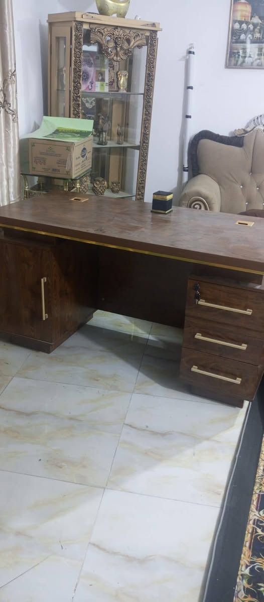 سلام عليكم من رخصة الادمن ..ميز مكتبي جديدد ١٥٠ الف وبي مجال ***********
