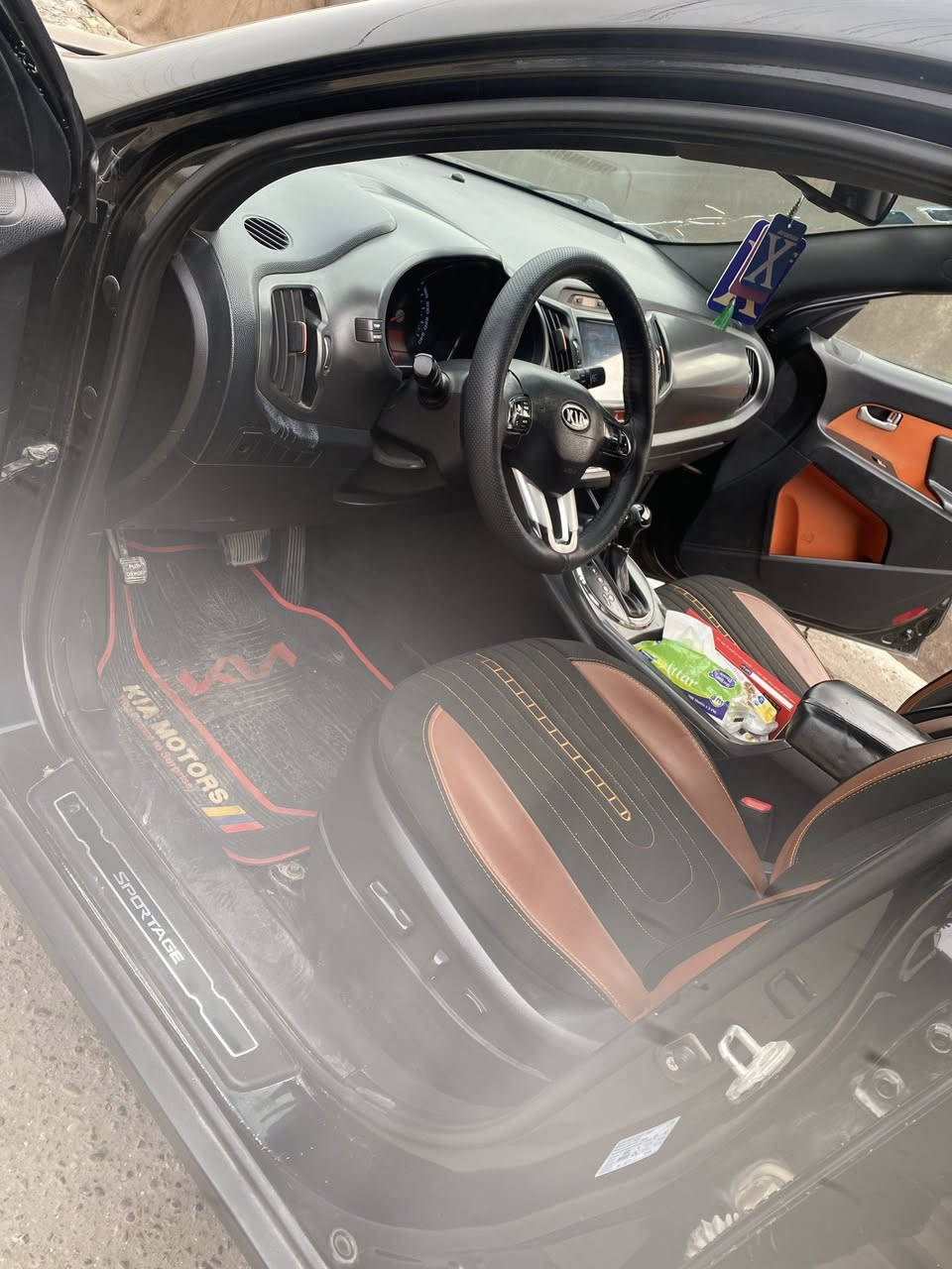 السلام عليكم كيا سبورتج ٢٠١١ خليجي رقم بغداد الجديد بأسمي فول مواصفات عدا البصمة مكفولة من الصبغ والحادث فقط بارد قليل جدا السعر ١٢٨ للاتصال ***********
