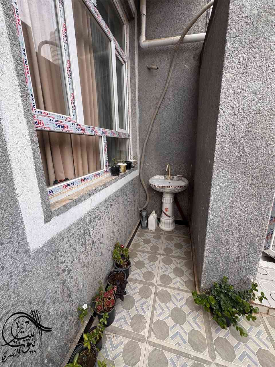 للبيع بيت (100م²) – طابو زراعي
للبيع بيت (100م²) – طابو زراعي
📍 الموقع: نادر الثانية (زراعي)
🏠 بناء جديد – درجة أولى

🔹 المواصفات:
• طارمة
• استقبال
• مطبخ
• منور
• غرفة نوم
• مجمع صحيات داخلي
• مجمع صحيات خارجي
• طابق واحد

💰 السعر: 90 مليون

📞 للمعلومات: مكتب الشمري
علي عذاب: ***********
