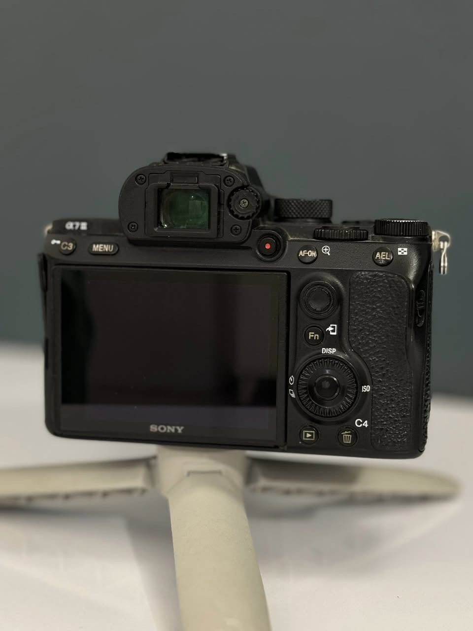 السلام عليكم سوني a7iii مع العدسة
السعر مليون و600 الف بيها مجال 
 الكامره موضحه بالصور من كل الجوانب
 رقم الهاتف ***********
