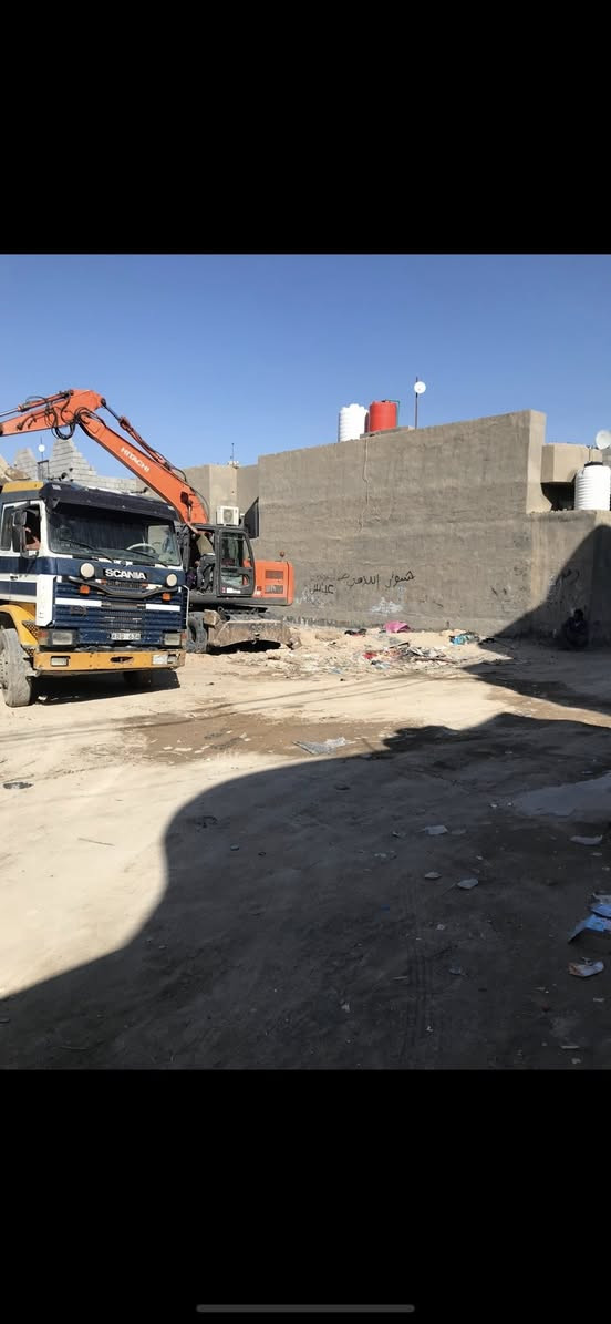 اليوم وبفضل الله 
تم قلع قطعة أرض بمساحة 200م في( المطيحه ) قرب 
(شط المحجر) ونم نقل الأنقاض ودفنها بالأسمنت وبالسبيس وحدلها طبقتين للأستفسار  ***********. أو ***********
