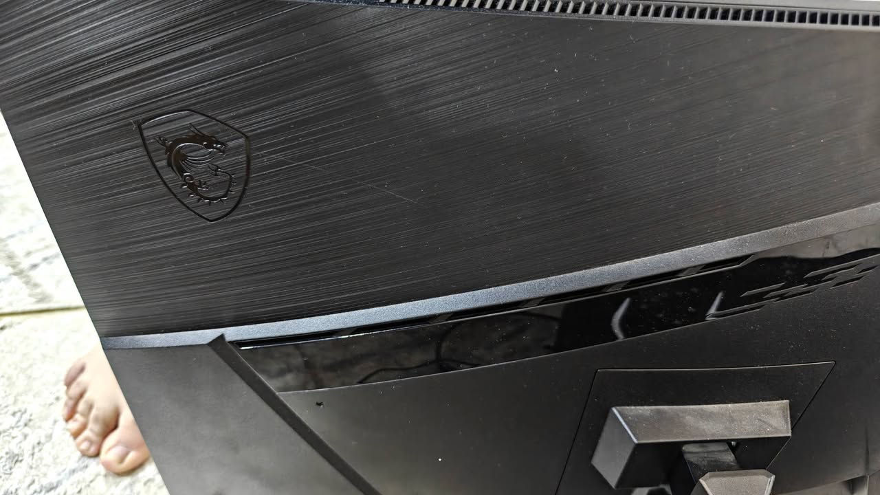 MSI Optix G27C7
💻 شاشة الألعاب المنحنية MSI Optix G27C7 (موديل 2021)
حجم الشاشة (Panel Size): 27 بوصة (69{ cm}).
درجة الانحناء (Curvature): 1500R لتقديم تجربة رؤية مريحة ومحيطية ومثالية للألعاب.
نوع اللوحة (Panel Type): VA لتقديم ألوان غنية وعميقة.
الدقة (Resolution): Full HD (1920 \ 1080) بأبعاد 16:9.
معدل التحديث (Refresh Rate): تردد عالٍ يصل إلى 165Hz لتجربة ألعاب فائقة السلاسة.
زمن الاستجابة (Response Time): فائق السرعة بمقدار 1ms لمنع التغبيش والضبابية (Ghosting).
السطوع ونسبة التباين (Contrast & Brightness):
السطوع: 250 nits.
التباين الثابت: 3000:1 لعمق ممتاز في درجات اللون الأسود.
النطاق اللوني (Color Gamut): تدعم 118% sRGB و 93% DCI-P3 لإنتاج ألوان واقعية وحية.
تقنيات المزامنة والدعم:
AMD FreeSync Premium: لمنع تمزق الشاشة وتقطيع الإطارات.
Night Vision: معالج ذكي لإبراز التفاصيل في الأماكن المظلمة داخل الألعاب.
Anti-Flicker & Less Blue Light: لحماية العين ومنع الإجهاد أثناء جلسات الاستخدام الطويلة.
المنافذ الخلفية (I/O Ports):
منفذ DisplayPort 1.4 (يدعم حتى 165Hz).
منفذين HDMI 2.0 (يدعمان حتى 165Hz).
منفذ خروج الصوت للسماعات (Earphone out).
التصميم (Design): واجهة أمامية بدون حواف (Frameless Design) لتجربة بصرية ممتدة، مع عصا تحكم (5-way OSD joystick) خلفية لتسهيل ضبط الإعدادات.
منتج نظيف و بدون اي خدش و عيوب  ، بدون كارتونة ،
سعر 150 مع توصيل ، قفل بدون معاملة


**إذا كنت صاحب هذا الإعلان وتريد حذفه لأي سبب، رجاءا أرسل رسالة إلى الدعم الفني**