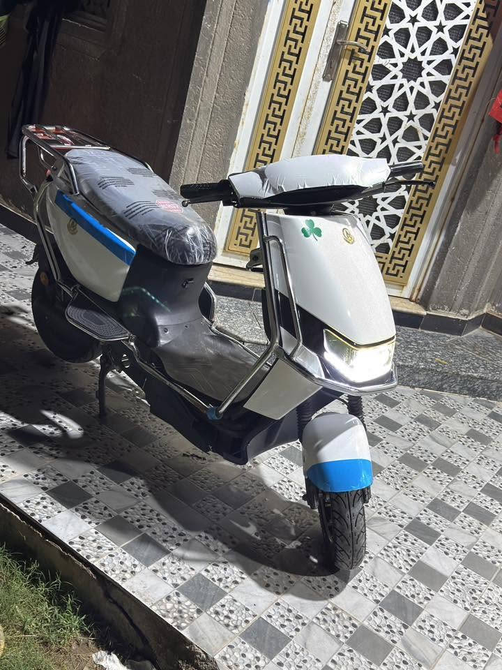 السلام عليكم دراجه شحن للبيع بفضل الله بعدهه جديده كلش بطاريات 6 دبل انسئ شي اسمه شحن ماتخلص طول وياك لوحد33 امبير 
شاحنه تفصل 
مدرع بالكامل 
بصمتين سويجين 
تغليف كشن ترتيبات عليهه 
بيهه ملاحضه بصيطه قفط تريشه جوه مكسوره بس مامبينه لازم نذكر 
سعر جدآ مناسب 

اللاستفسار اكثر خاص ولمعرفت سعر 
مكاني سماوه 
*********** واتساب 💕
