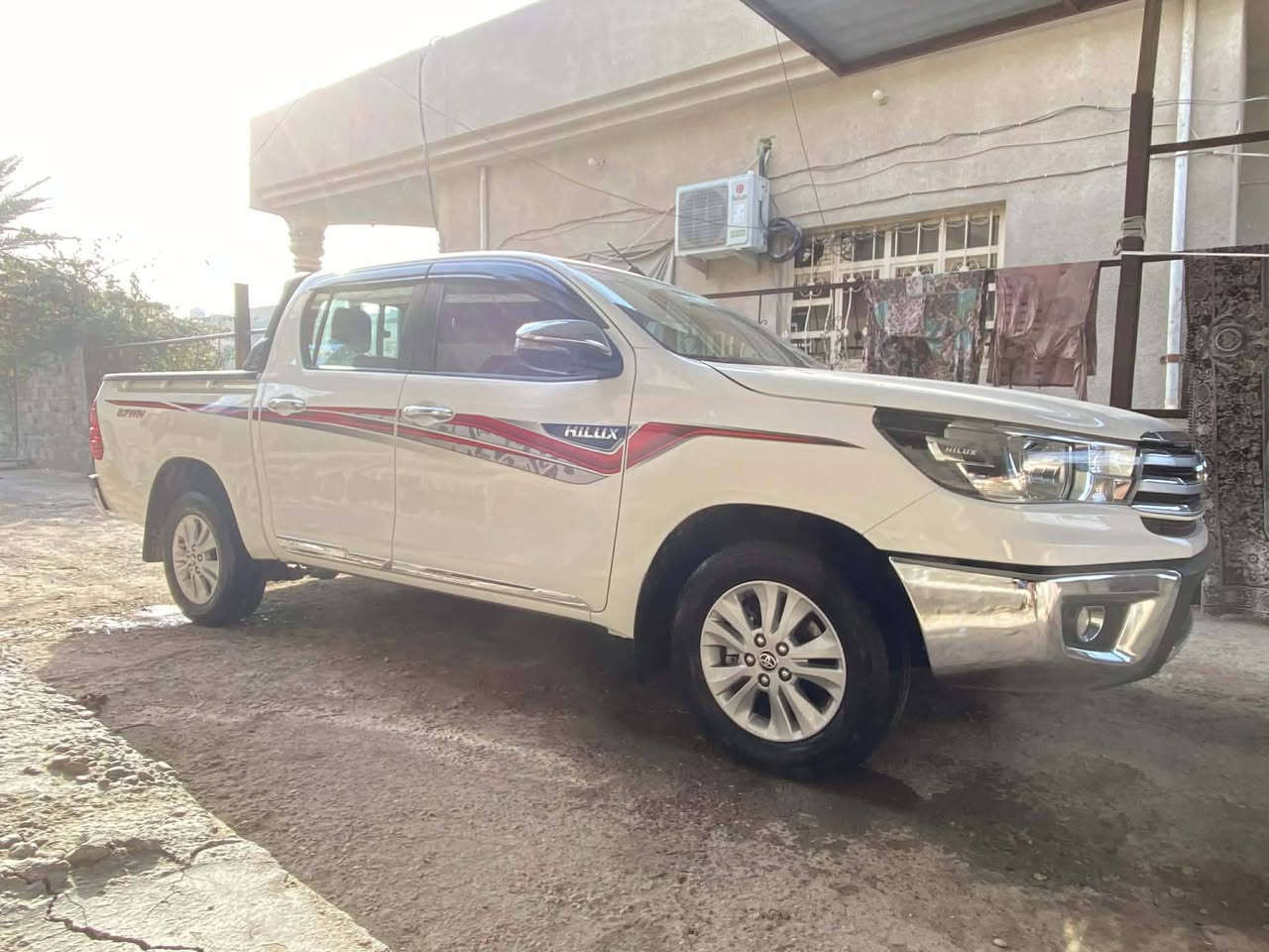 السلام عليكم
تويوتا هايلوكس للبيع 
الموديل ٢٠٢٥ 
ماشيه ٥٠ الف 
رقم بغداد الدولي 
مواصفات SR 
فول مواصفات
شحن لاسلكي
تبريد بل كشنات 
مثبت سرعه 
مري شفط 
بنيد جكات 
بصمه سيارة 
كفاله عامه السيارة 
وضع الشركة كلها اخوان شرط سبيرها منازل 
العنوان / بغداد - ابو غريب 
السعر /    ٢٩٠ وبيها مجال 
الهاتف / ***********
