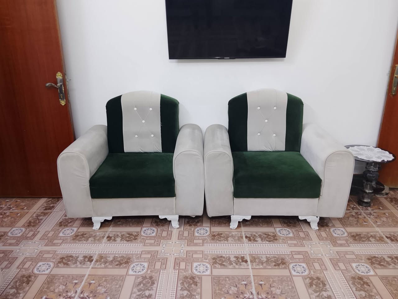 السلام عليكم للبيع تخم كامل ويا كراسي 2يعتبر تخم ونص نظيف كلش
السعر . 250 
العنوان. الرمادي حي التأميم
هاتف. ***********

