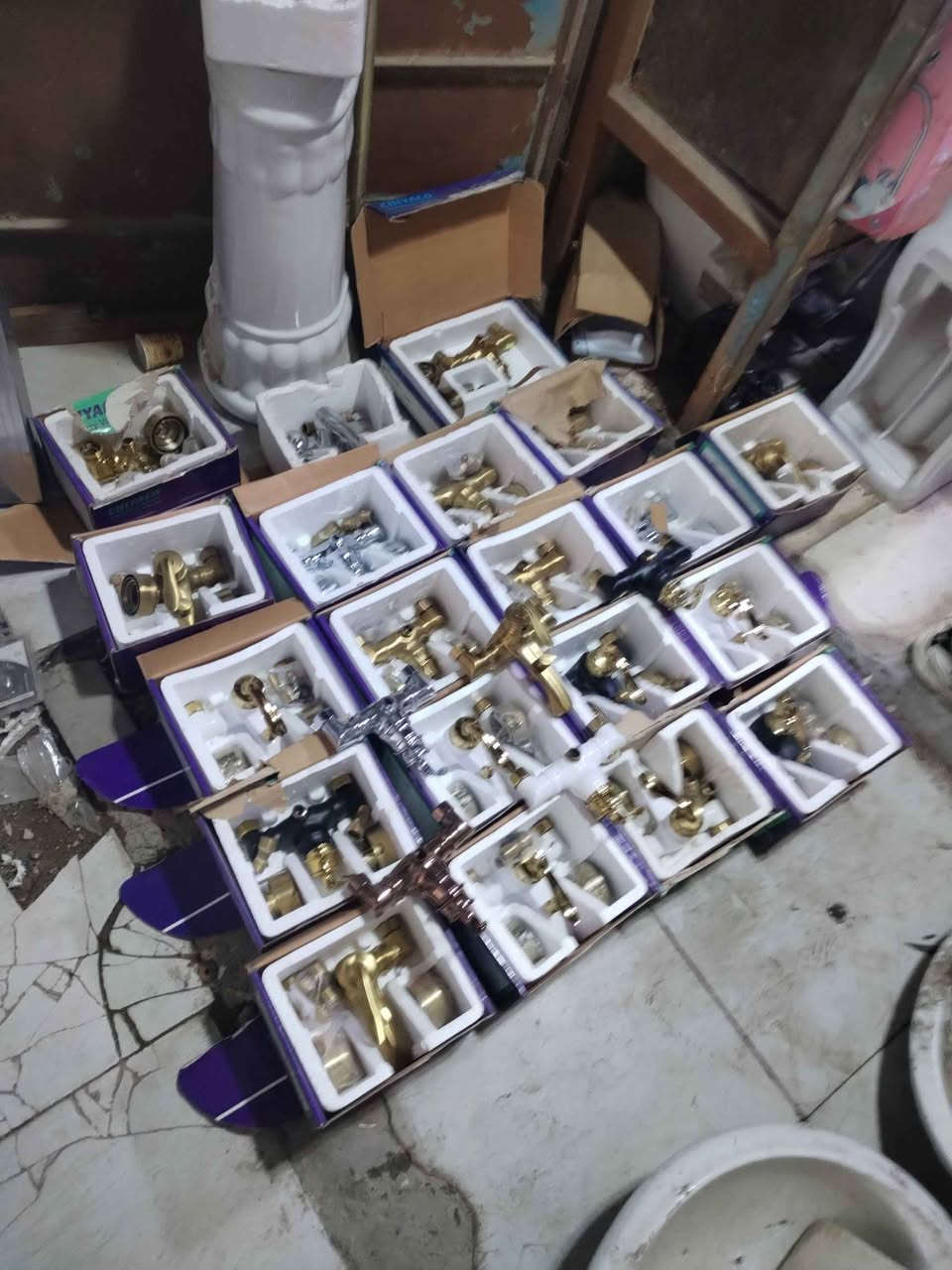 سلام عليكم خلاطات براص نحاس دوش و شطافا عدد 12 السعر الواحد 30 الف بيع شلع  وياهن غربيات العالي غواص قطعه واحده بيهن تغريبن 3 سعر الواحد 60 الف واكو مغاسل كنتوريه جدد بيهن هم 3 سعر الواحدة 30 مكاني البصرة القديمه *********** وأنه بخدمتكم البصرة, العراق
