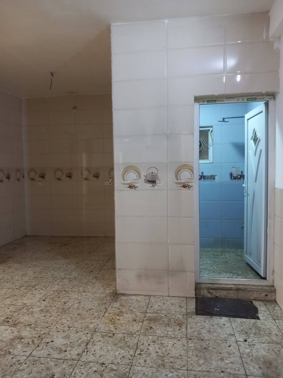 سلام عليكم توجد شقه للايجار بغداد  حي اور قرب كص حميدان  طابق ثالث ٢غرف نوم وصاله ومطبخ  بلكونه  
التواصل  خاص او على الرقم واتساب ***********
