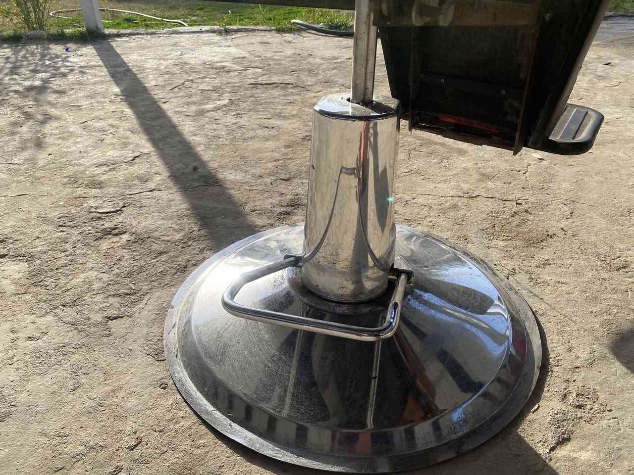 💈 للبيع: كرسي حلاقة كلاسيك 💈
كرسي حلاقة مميز وعملي.
المواصفات الأساسية:
• التصميم: موديل كلاسيك (أحمر وأسود).
• الهيكل: قاعدة قوية جداً وثابتة بالشغل.
• النظافة: الكرسي نظيف تماماً.
السعر:
[125وبي مجال ]

💬 للتواصل والاستفسار:
مراسلتي على الماسنجر (Messenger)
أو الاتصال على الرقم: [***********
