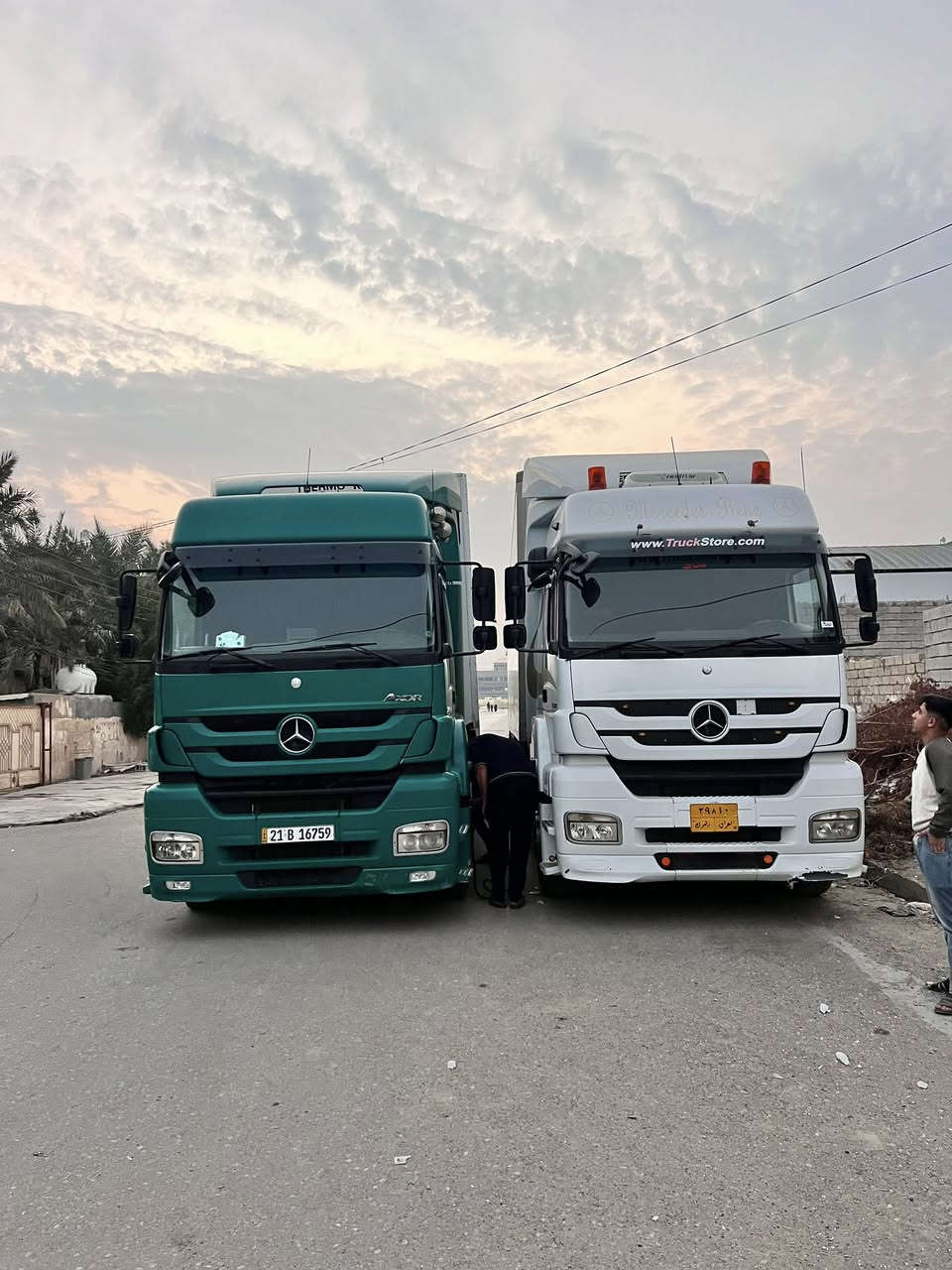 للبيع اكسور 1843.     
موديل 2008 بلادي
محور قصير رتيادر 5 طكات 
دبل تانكي  تخم تاير راس وعربانه  كير قليج عادي
هورن كاسحه زعانف سبايدرات بلادي
براد شمتز سمك 7 موديل 2010 
لا طخه لا نفخه لادوسه جديد جديد 
جهاز ابو الرباط 300 بدون ماطور كهربائي بلادي  2010 مشتغل 5000 ساعه  العربانه جديده اوربيه منفيس 2025 دخول جديد   السياره راس وعربانه جااهزه للعمل بدون فصخ وربط
 مكان السياره ديالى المقداديه
للأستفسار ‭٠٧٧١ ١٤٨ ٧٧١٧‬
