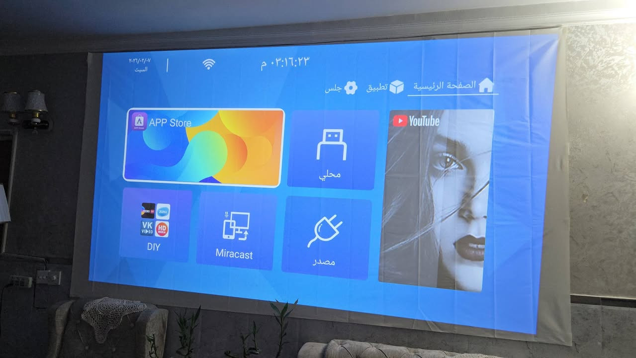 هذا الجهاز هو جهاز عرض (Projector) من العلامة  TouYinger، ويتميز
بالمواصفات التالية:

السطوع: 2000 شمعة ANSI.

حجم صوره 300 انج اي ما يقارب ٦ متر 

الدقة: دعم تشغيل محتوى بدقة 4K.

نظام التشغيل: Android 12.0 مع ذاكرة 2 جيجابايت ورام 32 جيجابايت.
YouTube   Netflix  سينمانا  سوق بلي

الصوت: مكبرات صوت مدمجة بقوة 15 واط × 2.

الميزات: تصحيح تلقائي للصورة (Automatic Correction).
الوان مشبعه
جميع الاجهزه جديده غير مستخدمه مع ضمان للجهاز
للحجز والاستفسار واتس اب
***********
