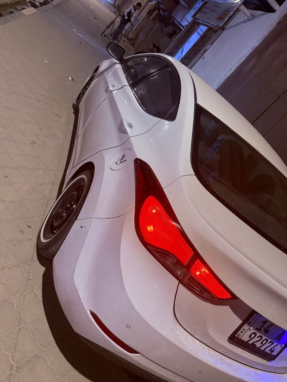 السلام عليكم النترا 2014 شكل 2015 خليجي 
السيارة ماشيه 200 الف حقيقي كير مكينه خير من الله 
حجم المحرك 1800 
فتحة سقف نظام ايكو 
السيارة بيها الهلال مال الجاملغ الخلفي بي ضربة عابر شوي على الباب  تقريبا شبر 
وبيها الجاملغات الاماميه طرف الخشم بيها صبغ بسبب التكشير بدون معجون والبنيد بي جزء صبغ كذلك من التكشير 
 ملاحظة السيارة صار بيها خياس بجاملغ الامامي واخلفي وبيها دوسة بيها طخة وقبق الجنطة بي صبغ قليل بسبب التكشير السعر 120 وبيها مجال  
رقمي انكليزي بسمي بصرة تحويل ثاني يوم  
رقم الهاتف : *********** بلاد رز, ديالى
