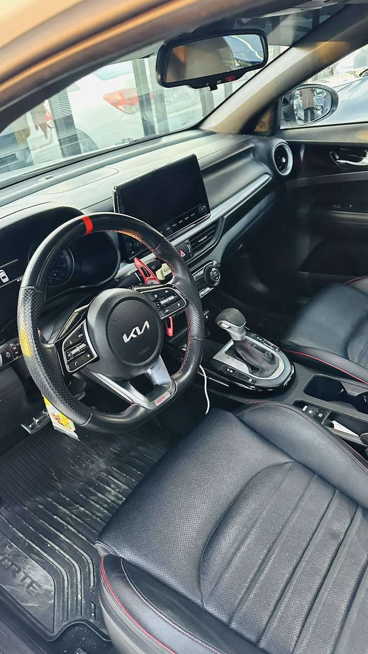 السلام عليكم
كيا فورتي 2023. GT plus 
ماشية 42 الف ميل 
السيارة كلين حادثها فقط دعامية ومصلحة نفسها بدون ايرباك بدون دواخل بدون بارد بدون تكحيل بدون ملاحظات 

السيارة كاملة مكملة يعني ماتصرف عليها دينار

محرك 1600 تيربو 

مواصفات الفورتي معروفة:
فتحة بل سقف
كشنات جلد حار بارد 
رادارات امامية خلفية جانبية 
بصمة تشغيل عن بعد 
شاشة جبيرة كار بلي  
وباقي مواصفات ال GT معروفة 

رقم الشاصي موجود بل صور

لحد يكول ليش ماكاتب السعر انت شراي اتصل واستفسر واجاوبك بعيوني 
***********
***********
