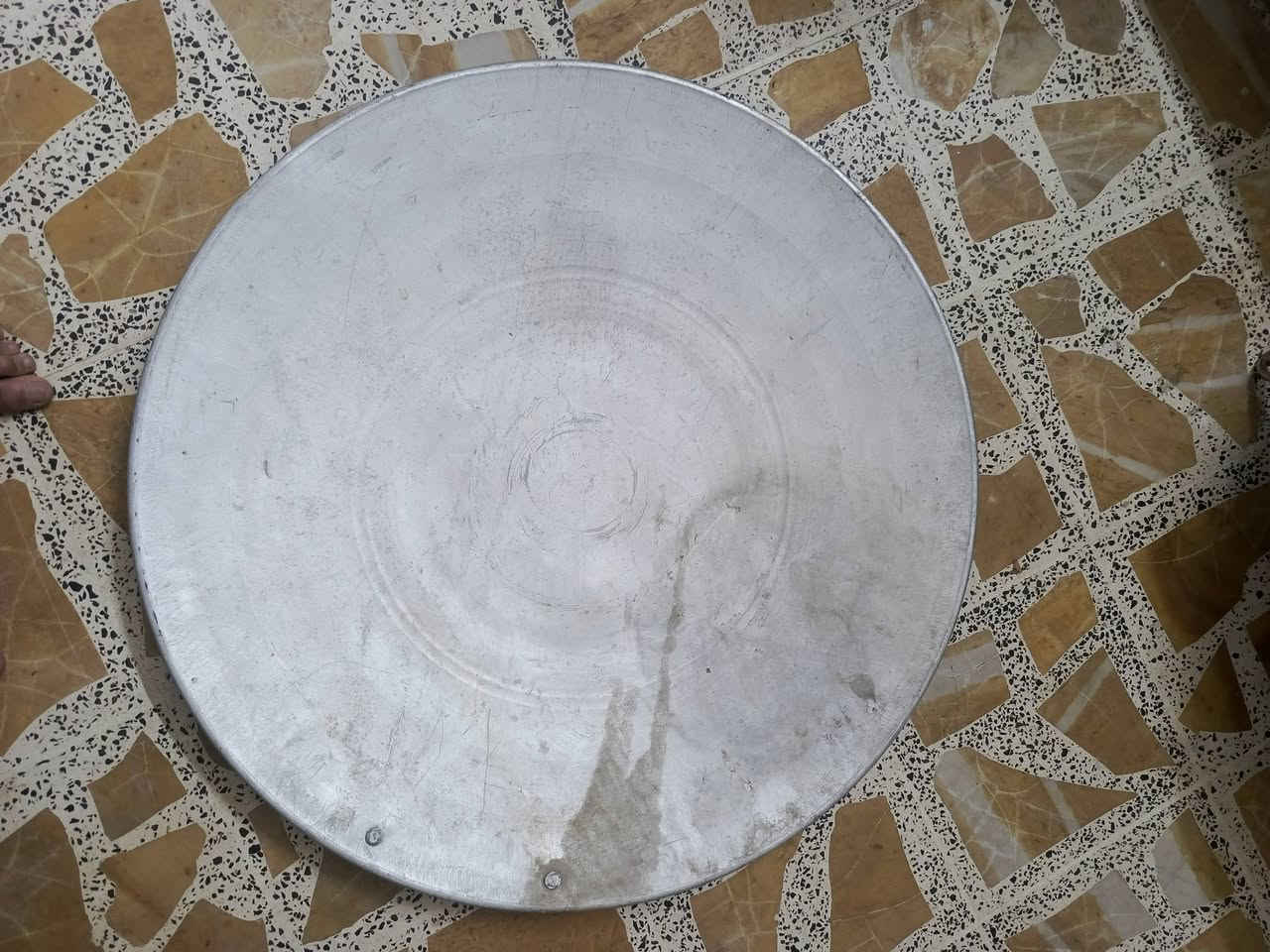 سلام عليكم 8 طاوات سياح وبنفس الوقت منسف عدد 8 جدد للبيع ***********

