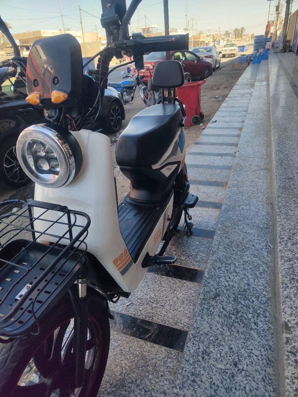 السلام عليكم 
دراجة كهربائية امزودة باتري وفتح سرعة الدراجه عاليه عن الكاع 30سانتيم اعتبر روحك صاعد تاهو اشكد معاليه  حجم التايرات اكبار واعراض الدراجة اتشي لحد وزن 200كيلو دراجة مميزة تختلف عن باقي الدراجات العادية ملفها 1500واط حقيقي نحاس 20امبير
بطاريات 20امبير 60فولت خمسة باتري دبل اتمشيك مسافة 40كيلو عقل 20امبير مفتوح سرعة اليريدها *********** يدخل خاص دراجة جديدة اني امداريها تاخذها وكاله