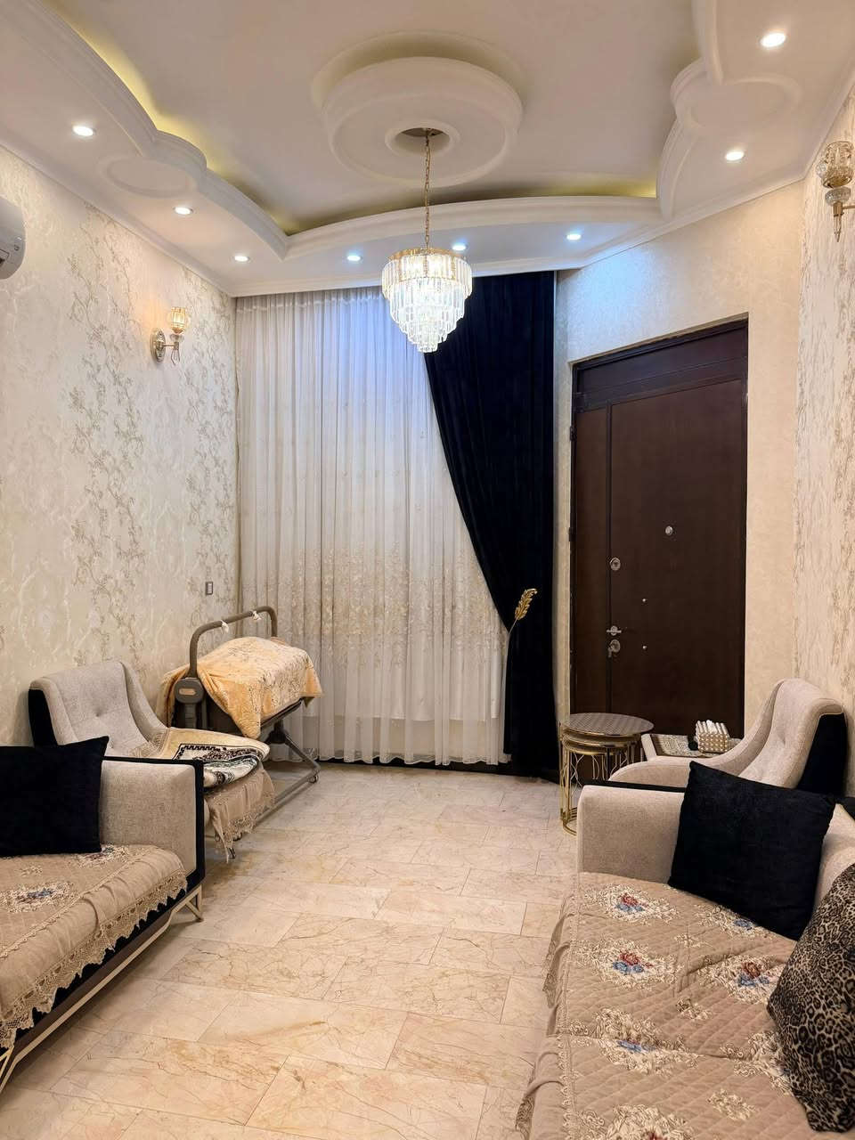 السلام عليكم من رخصت أخوية الأدمن للبيع للبيع للبيع بيت مساحة ٢٤٠ جديد درجة أولى واجة ٨م نزال ٣٠م بي كراج حديقة مدخلين مدخل مطبخ مدخل صالة جلسة ٢نوم وخدمات منوار اثنين طابق الثاني ٤نوم خدمات وجلسة طابق الثالث غرفة نوم وخدمات بيتونة وسطح الموقع القاهرة الظباط الفرع مقابيل المول القاهرة قريب كلية الإمام جعفر الصادق عرض الشارع ١٥م عرض الرصيف ٣م موقع جدا ممتاز أستفسار على رقم *********** البيت كله مرمر نظام كامرات سيراميك فول درجة أولى
