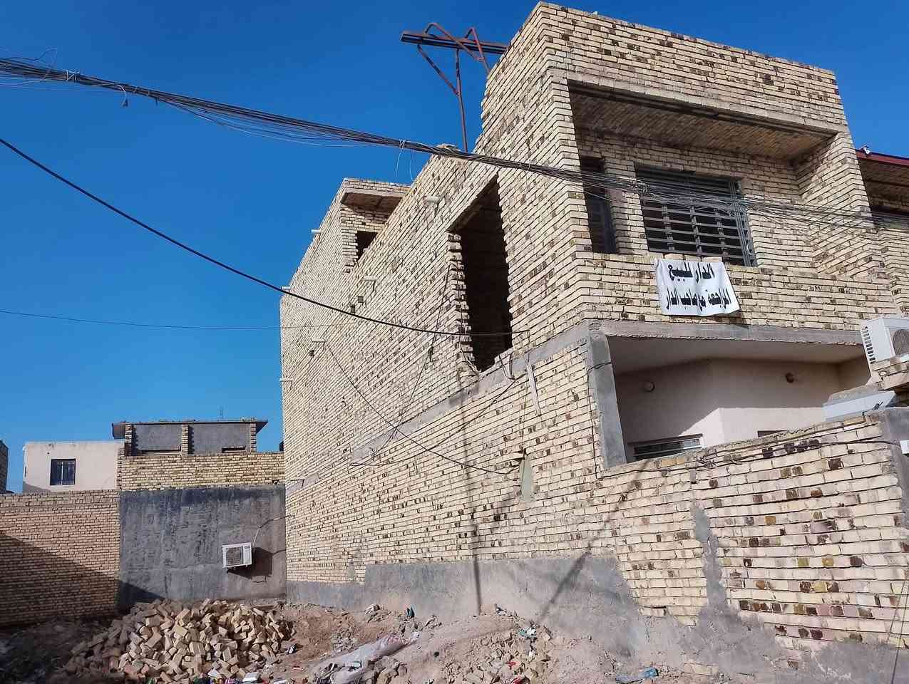 السلام عليكم 
دار للبيع 100م بناء 2023 بناء 2023 طابقين ونصف في الشيشان الثانية قرب السايدين مطلوب اسكان 25 مليون الطابق الاول صب والثاني والثالث عكاده يحتوي على أربع غرف نوم وحده صغيره اثنين كاملات واثنين عوزهن لبخ وكهرباء وسطح صبابه سعره هو واسكانه 100وهذا رقمي *********** وبي واتساب.
