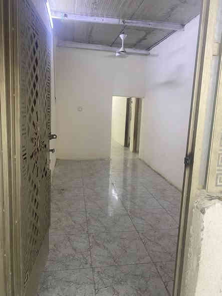 السلام عليكم 

بيت للبيع مساحه 130 متر 
يحتوي على مطبخ واستقبال غرفه نوم حمام 
البيت جاهز من كلشي سقف سندويش 
خدمات كامله مي مجاري كهرباء تبليط 
المكان جسر ديالى جامع طه قرب ملعب العيساوي 

الاستفسار الأتصال ***********
