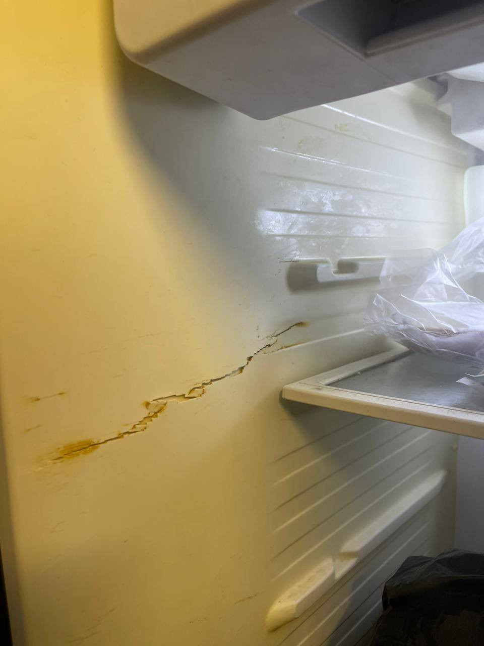 سلام عليكم مستعجل ثلاجه بابين وبراد مي سعر 300وبيه مجال شغاله مابيه شي تجميد وتبريد  التصال ***********
