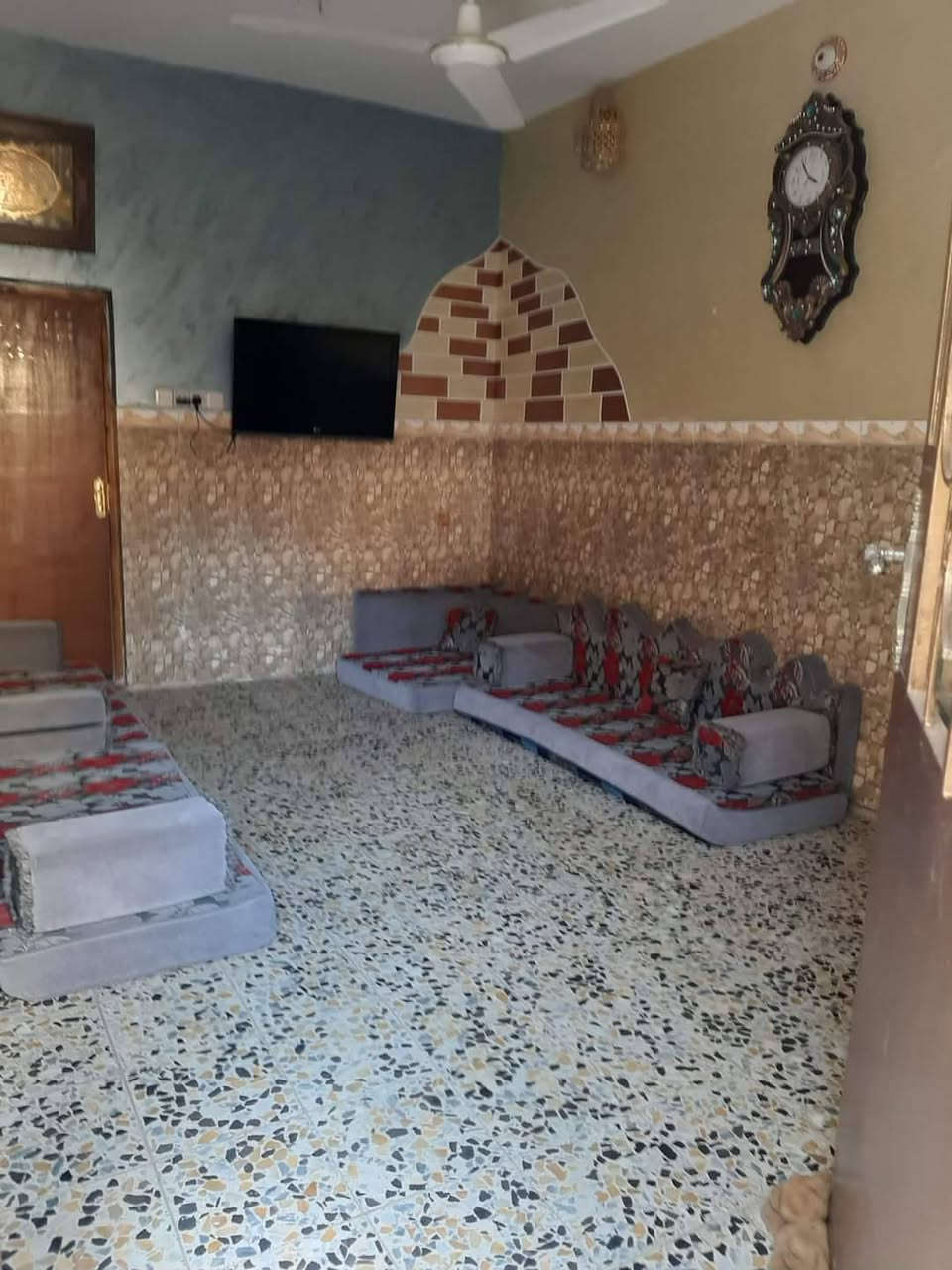 بيت للبيع منطقة الغرير نهاية حي اور مساحه 100متر قاطين يحتو على 3غرف واستقبال السعر عل الخاص  *********** رقم بي واتساب حالين البيت موجر
