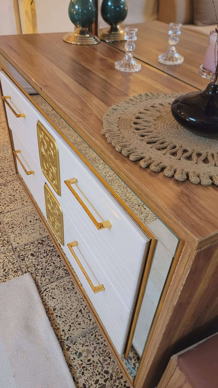 غرفه نوم تركيه نفر 7 قطع نظافتها مثل الصور خشبها ثكيل واناره مكاني بغداد ....
***********..

