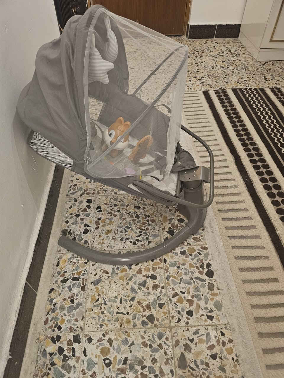 للبيع كرسي هزاز كهربائي مستعمل ساعة وحدة جديد سعرة ٥٠ الف يوجد توصيل مجاني والماعندة والحالته ضعيفة اجيبه اله بلاش  مكاني بغداد للاتصال واتس اب ***********
