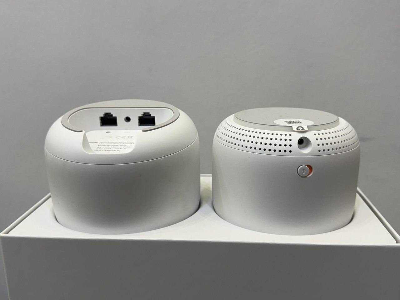 ... بسم الله الرحمن الرحيم...

السلام عليكم وصل حديثا لدينا رواتر + نقطة وصل من ماركة كوكل نيست 😘
 بديل الديكو و الرواترات التقليدية 🌿

وجودنا لتسهيل حياتك التكنولوجية ☺️❤️

#Googel WI_FI5 
WI_FI Nest Router and point: (MESH) 
السعر : 90,000 الف

جهاز Google Nest Wi-Fi Router + Google Point ليس ديكو ولا أكسس بوينت تقليدي. تصنيفه الصحيح كالتالي:
التصنيف
الفئة: نظام Mesh Wi-Fi
الشركة: Google
الموديل: Nest Wi-Fi (الجيل الثاني)
يعمل بنظام Router + Mesh Point لتوسيع التغطية. �

Nest Router
الراوتر الرئيسي المتصل بالإنترنت
Nest Point
وحدة توسعة Mesh لتمديد الشبكة
الـ Point ليس Access Point مستقل، بل يعمل كـ Mesh Node ضمن شبكة Nest فقط. �

نوع الشبكة
Mesh Wi-Fi system
يدعم 802.11s Mesh networking
يربط عدة نقاط بنفس اسم الشبكة ويتنقل الجهاز بينها تلقائياً. �

الجيل (Wi-Fi Standard)
Wi-Fi 5 – 802.11ac
ثنائي النطاق:
2.4 GHz
5 GHz �

سرعة الأجهزة
الجهاز
الفئة
Router
AC2200

Point
AC1200
ملاحظة تقنية
يمكن إضافة عدة Points لتوسيع الشبكة.
يعمل Mesh تلقائياً ويبدل بين النقاط حسب قوة الإشارة. �

للتواصل ياسر :*********** مفرد واتساب

للتواصل :*********** جمله فقط واتساب

يوجد توصيل لجميع المحافظات

بغداد :5,000 الف

المحافظات : 5,000 الف
