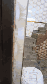 من رخصه صاحب الكروب يوجد بيت للبيع العبيدي كفائات  بضهر حسينية البقيع مساحة 60طابق ونص طابو صرف الواجهية اتلاثة ال ربع صافي والنزال 20طول الاستقبال خمسة ونص والصالة خمسة والغرفة الاخيرة خمسة ونص والحوش طول اتلاثة ونص الخدمات كامله تبليط كهرباء مي مجاري كلشي كامل   للاستفسار اتصل عل رقم*********** سعره. 62وبي مجال
